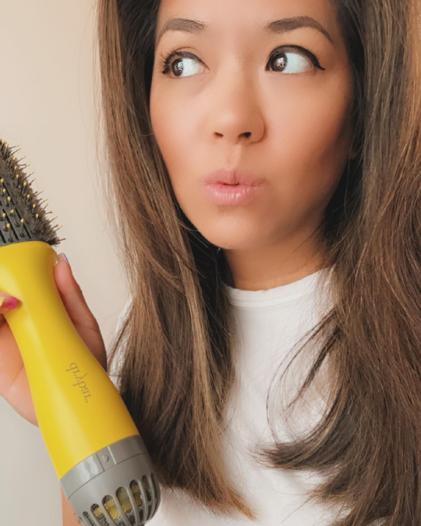 Can’t live without my single shot round blow-dryer brush! Shot out to @thedrybar! 💛

#drybar #sponsorme #hair #beautiful #beauty #fashion #fashionblogger #beautybloggers