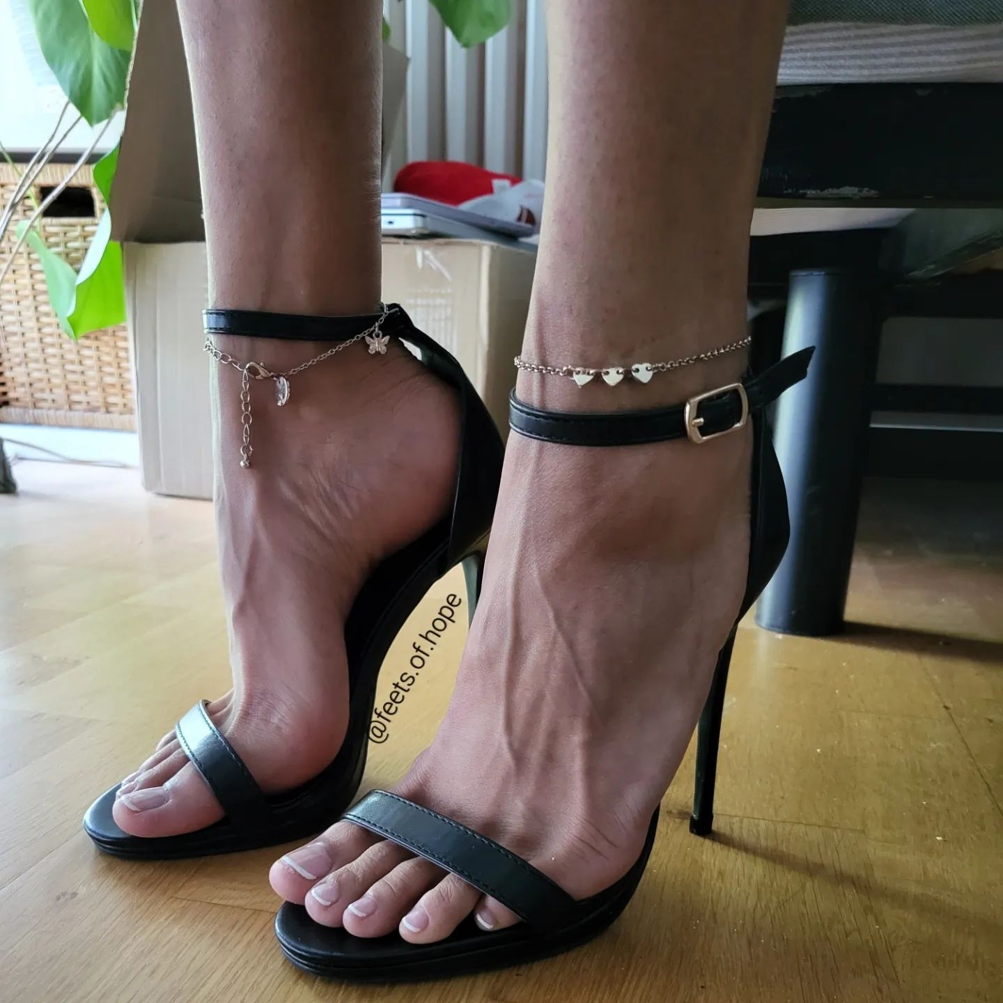Trying something new✨️
#highheels #feetsofhope #pedicure
📸@germanfeet.girls3.0 ❤️