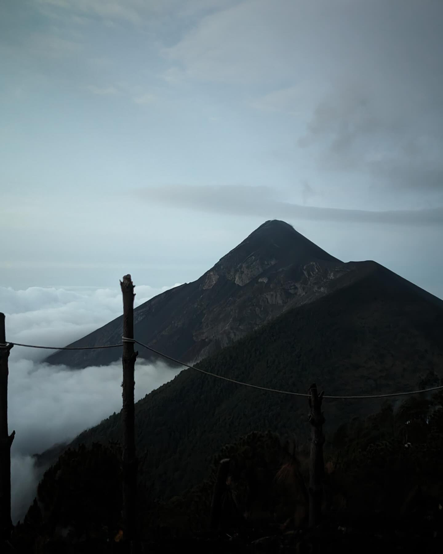 POV: tu amiga de Barcelona un día cualquiera en Guatemala, subiendo durante 6h 3976m de altitud al volcán Acatenago, acampando ahí durante la noche (a 5 graditos) para ver las erupciones del Volcán de Fuego.