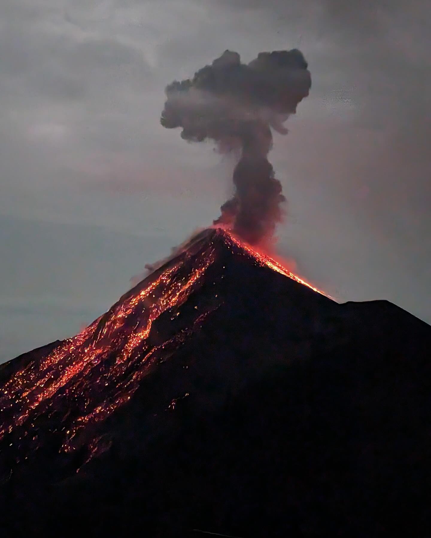 POV: tu amiga de Barcelona un día cualquiera en Guatemala, subiendo durante 6h 3976m de altitud al volcán Acatenago, acampando ahí durante la noche (a 5 graditos) para ver las erupciones del Volcán de Fuego.