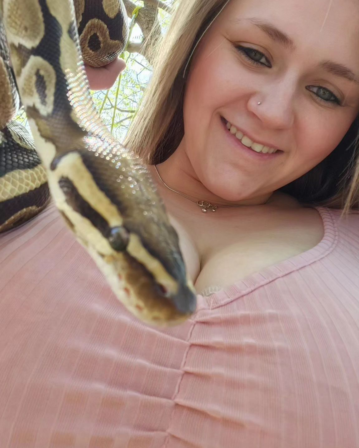 Took My Baby Outside Today!! 🥰🐍 
Can you guess how many pets I have? 🤔