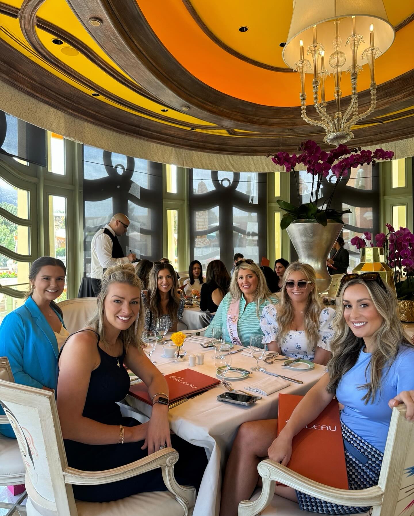 It takes an extra special reason to get this anxious group of moms away from our kiddos for even a couple hours, but this beautiful bride-to-be (and the Magic Mike Live show🤤) was definitely worth taking a girls trip to Vegas to celebrate🎉👰🏼‍♀️🎰🎲
