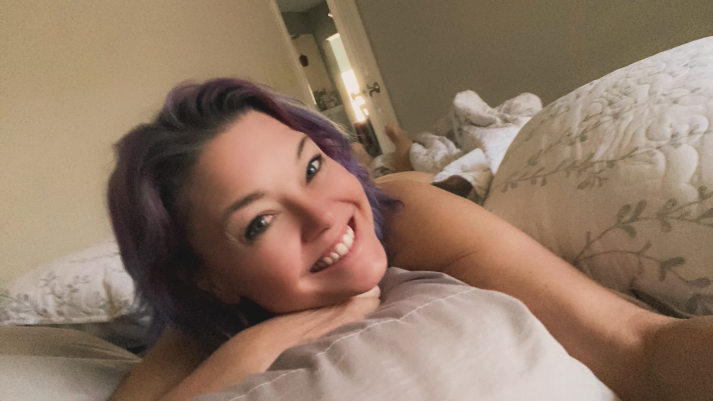 New pics up on my fan site. Just feeling cute while freezing my bootay off. 
#feelingcute #fanpage #purplehair