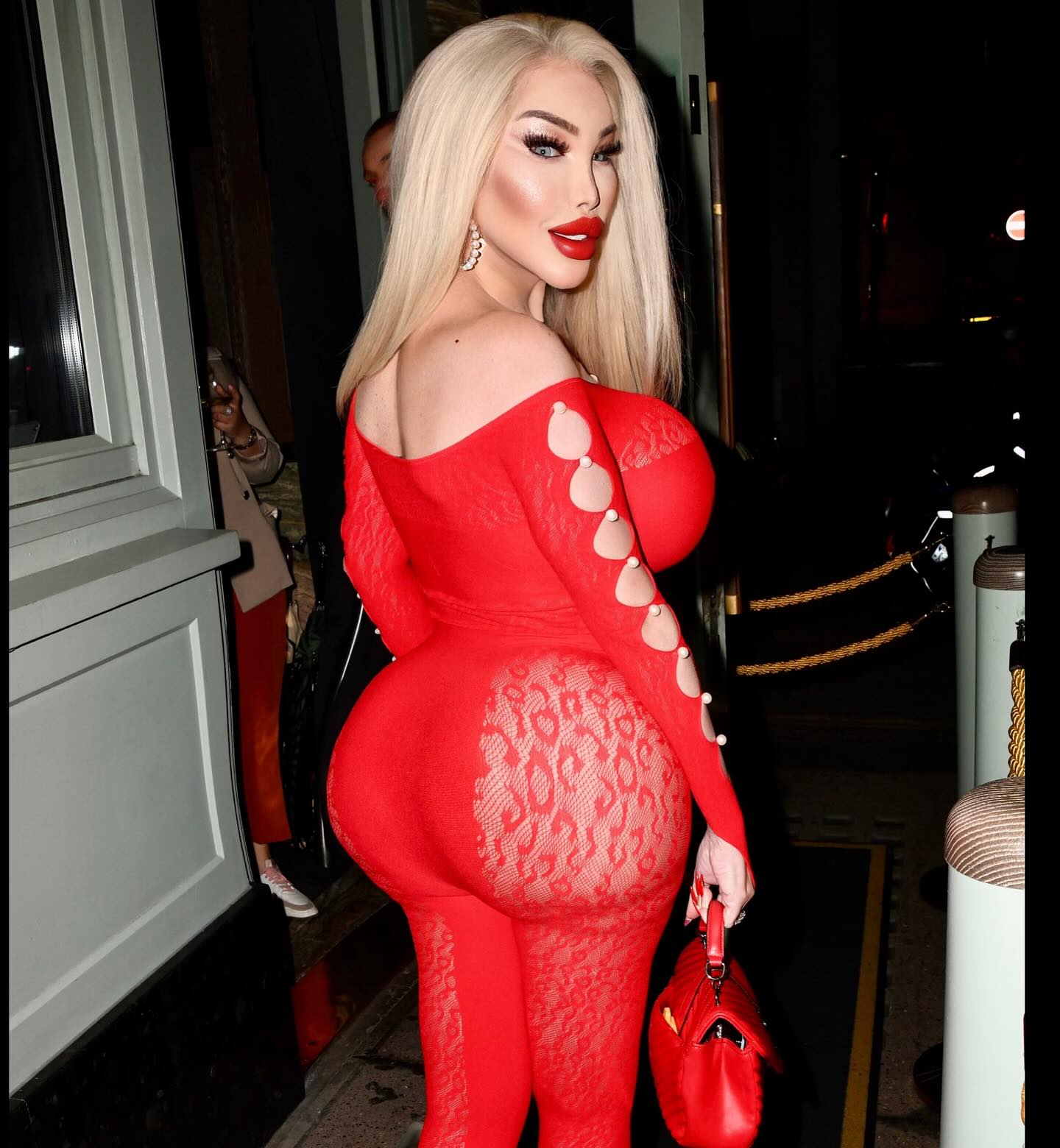 In a world full of ordinary, dare to wear red by @FashionNova #FashionNova #NovaBabe 

#jessicaalves in #london #mayfair