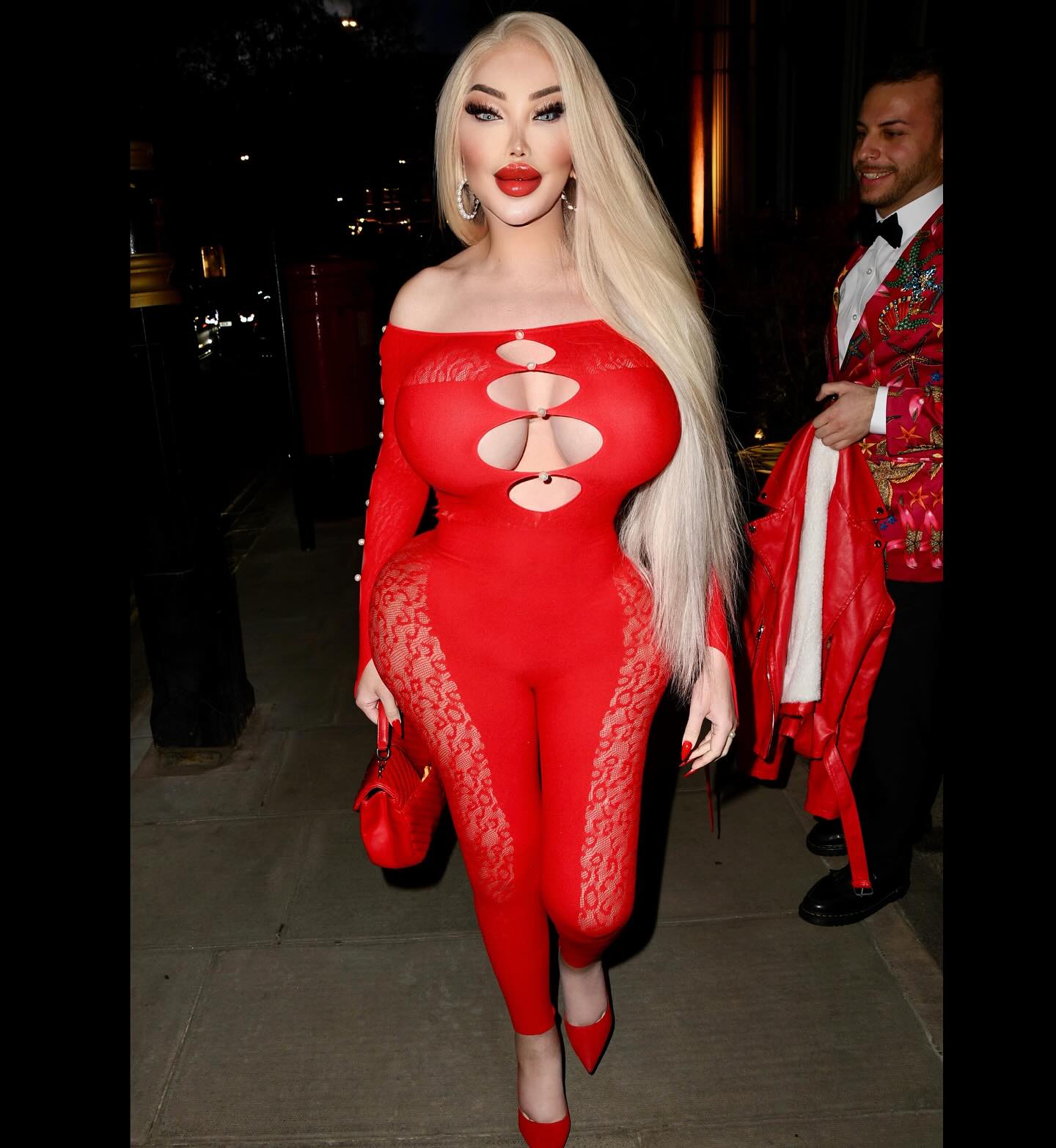 In a world full of ordinary, dare to wear red by @FashionNova #FashionNova #NovaBabe 

#jessicaalves in #london #mayfair
