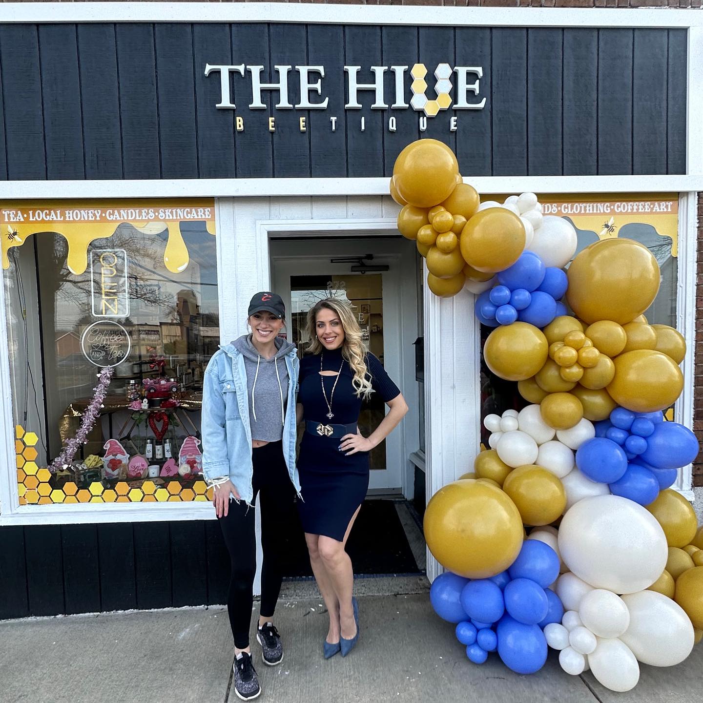 Wishing I could put @roccityballoons back up 🍯🐝💙😍 
@thehive585 is open today till 4pm 🤗 

Thank you so much again to @nikilaird for being such an amazing artist to work with and supporting @thehive585 grand opening so beautifully with your balloon arrangement ❤️‍🔥 
Looking forward to working with you again ❗️

If you’re in the Rochester NY area book @roccityballoons for your special occasions.🥰🙏🏼

#thehive585 #hintofher #roccityballoons #rochesterny #585 #shoplocal #supportsmallbusiness #localhoney #localbrand