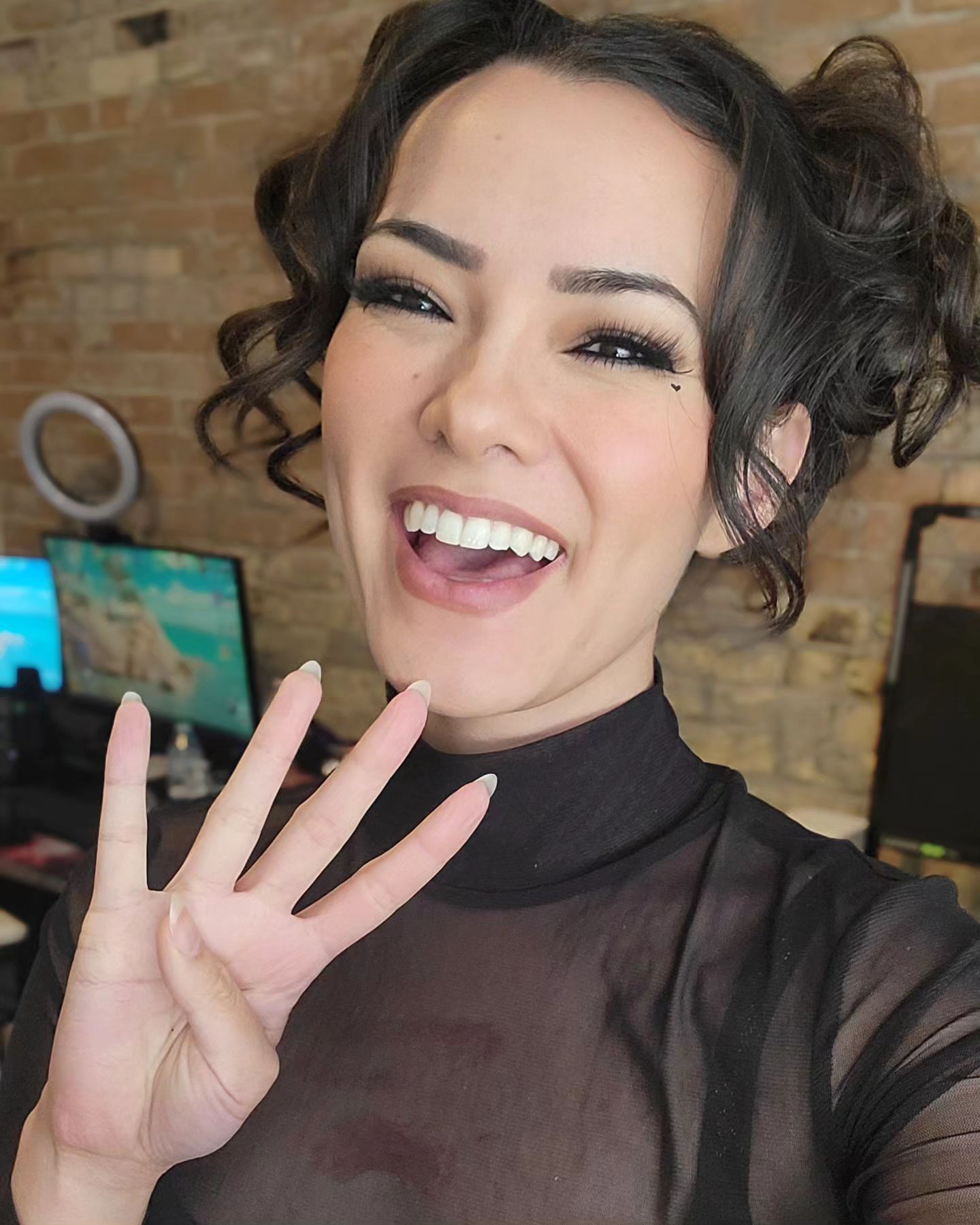 Celebrating 4 years on @twitch today!!! Come say hi! Twitch.tv/JoanieBrosas