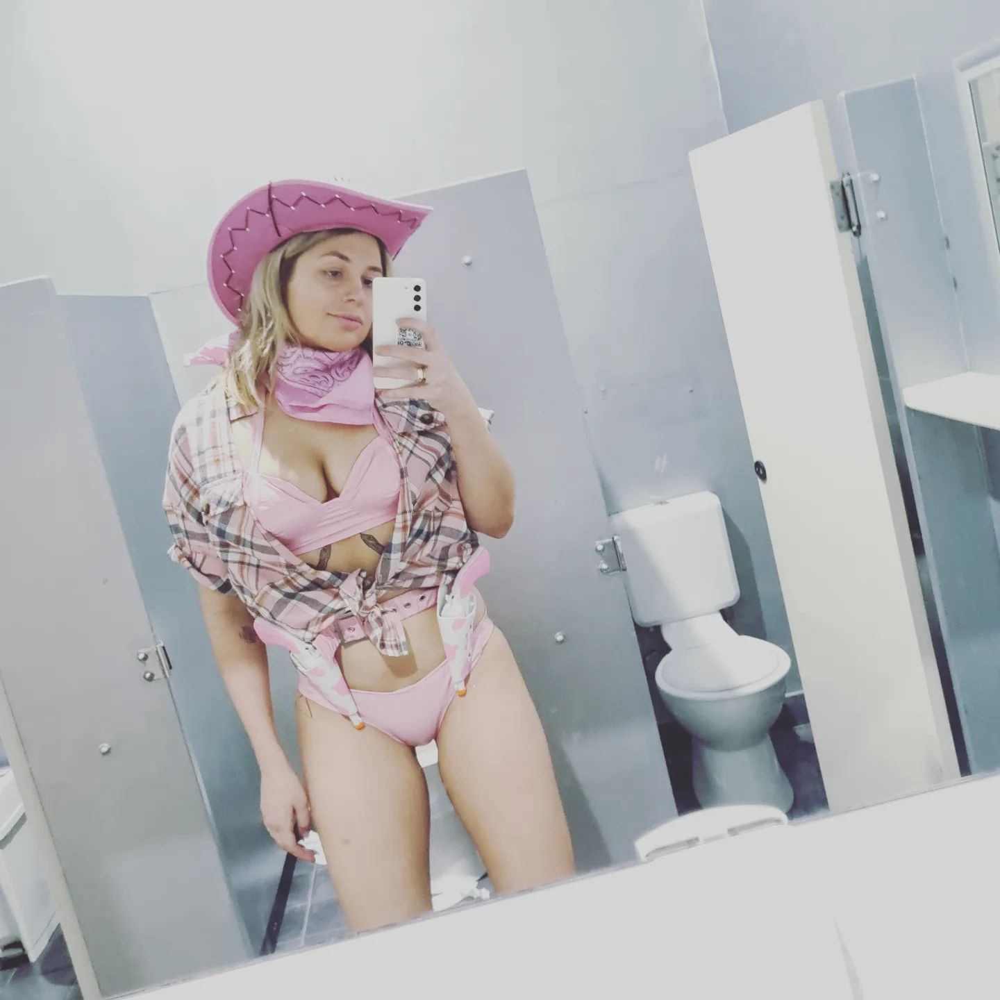 Just out here searching for the yee to my haw 🤠 hehe #cowgirl #cosplay #cosplaygirl #contentcreator #tattoo #blonde #dressup link in bio for more ;) 
BTS for  @peachesandcreamadel