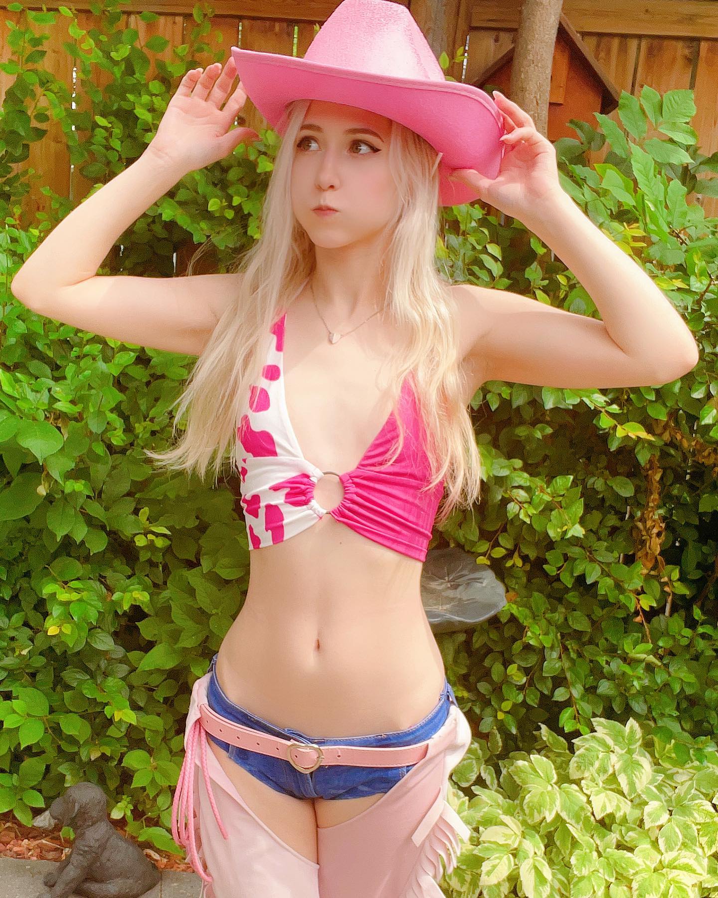Who doesn’t like cowgirls 🤭 

did you know there is an event in my city called stampede? It goes for a week(or two I can’t remember) It’s all things western like rodeo and cowboy stuff! It’s also a carnival with fun games and food~ sad I can’t go this year (to save money since it can be pricy$$$) also heads east to make dizzy still. But it can be a fun event!