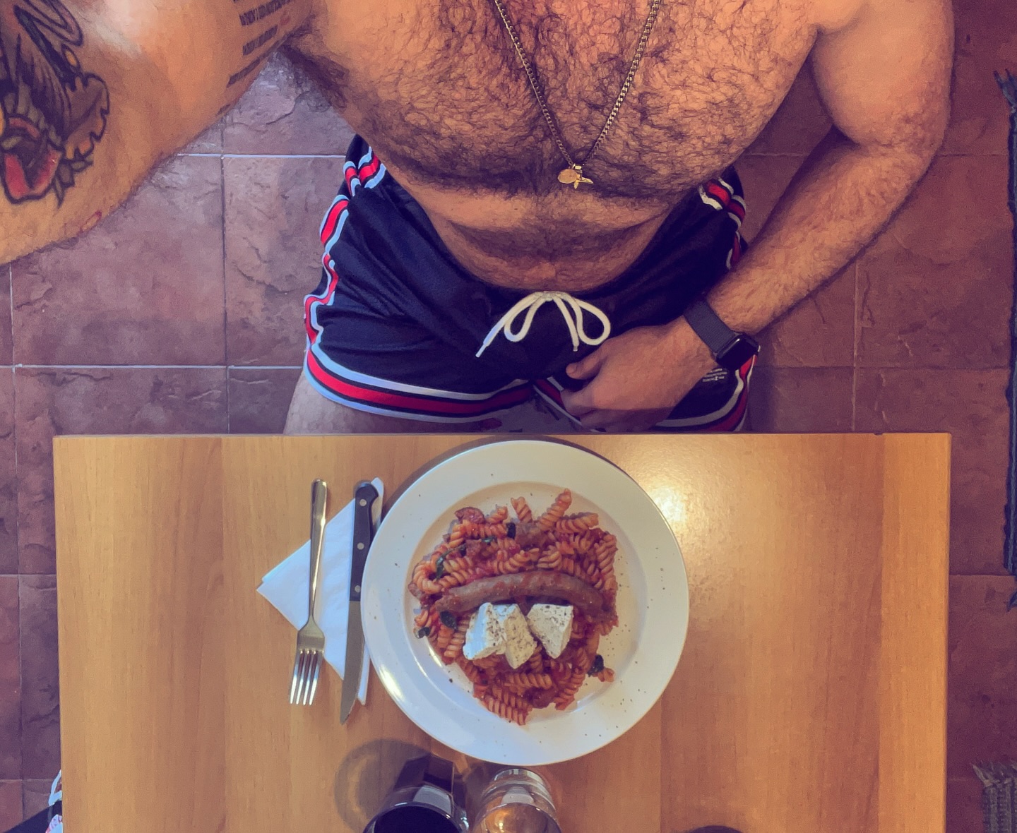 🐻🍽 Lunch time 😻🍴Fusilli al sugo con salsiccia e ricotta #me #pasta #sausage #ricotta #foodlovers #amazingfood #tattoo #tasty #foodpictures  #delicious #foodgasm  #hairyhunk #cool #gains #protein  #muscle #hairygay #hairylegs #instabear #gaystagram #sexyundie #briefs #beardlove #gaylike #woof #bearsofinstagram