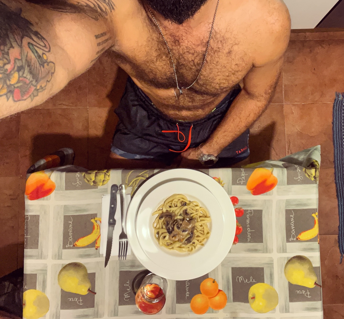🐻🍽 Dinner time 😻🍴Spaghetti con i funghi 🍝 #me #spaghetti #mushrooms #foodlovers #amazingfood #tattoo #tasty #foodpictures  #delicious #foodgasm  #hairyhunk #cool #gains #protein  #muscle #hairygay #hairylegs #instabear #gaystagram #sexyundie #briefs #beardlove #gaylike #woof #bearsofinstagram