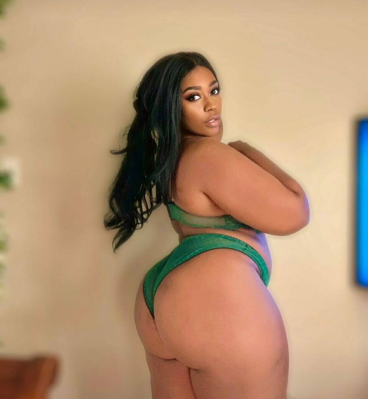 ummm hiiii IG!!!👸🏾👋🏾💚why did i forget about this app?? lmaoo…also sometimes i forget how stacked my booty really is!!🍑💚