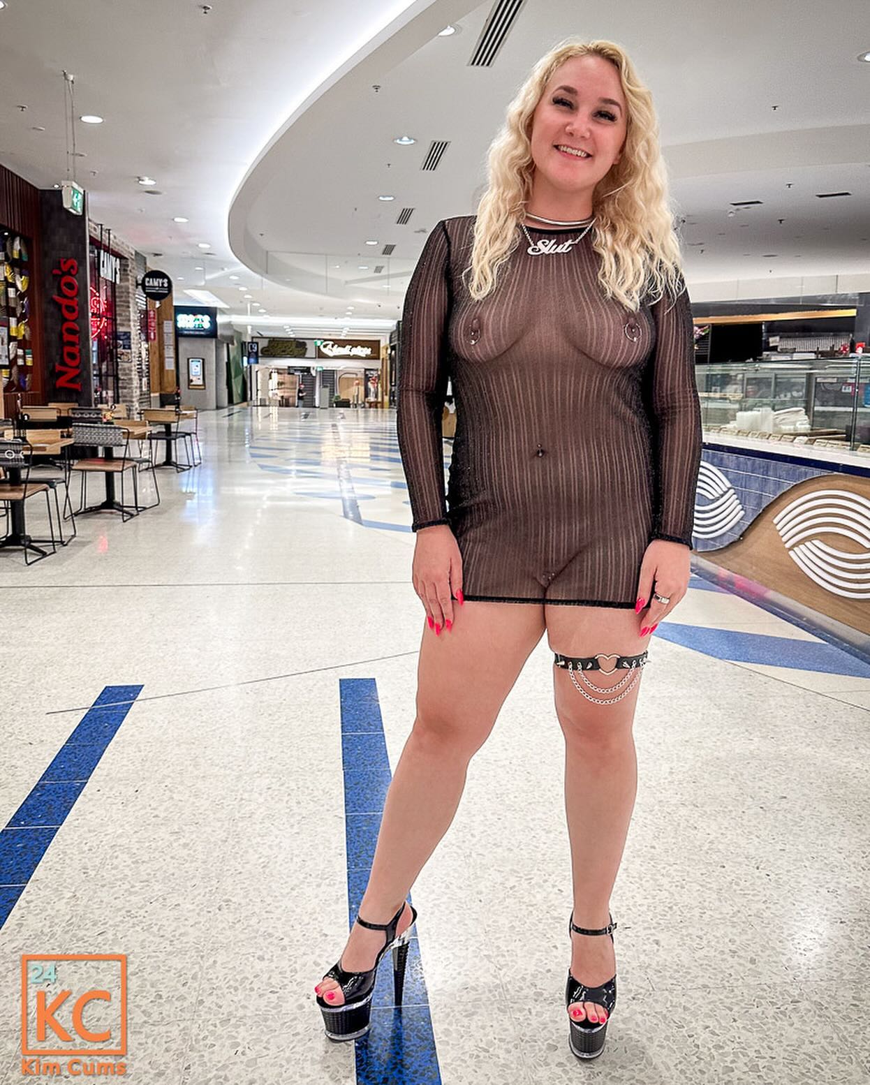 ➡️Happy Hour at the Shopping Centre⬅️📸2️⃣0️⃣
.
New gallery on @microminimus 😍
.
What’s your favourite part of my outfit?