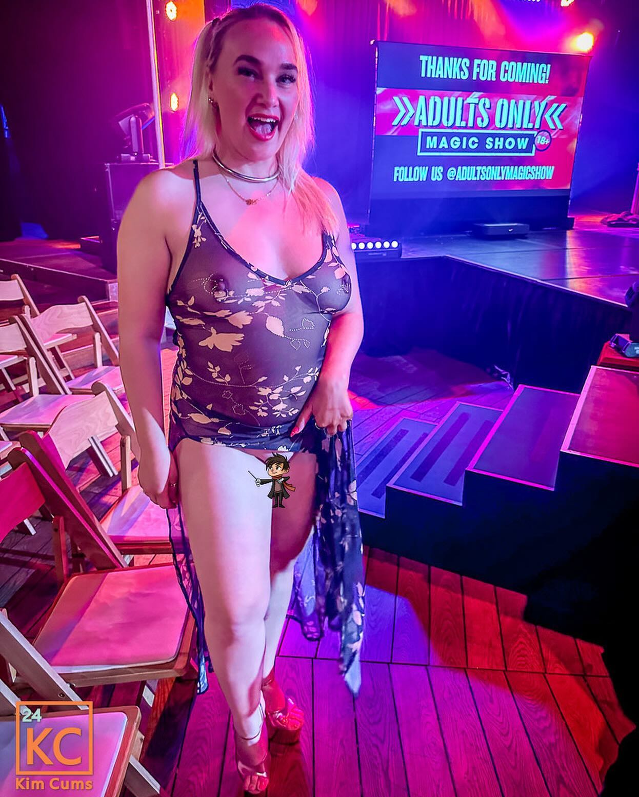 Had a great night @adultsonlymagicshow seeing @magnusdanger @mister_bundles @justinsgoodvibes perform!
Definitely go and see them while they are in town! 😃🎉
.
I think they may have fibbed about having an OF account, so they’ll have to make one to see my evening noods, and find me on “kc.free”! 💙
.
#adultonlymagicshow #wickedweasel #wwmaxidress