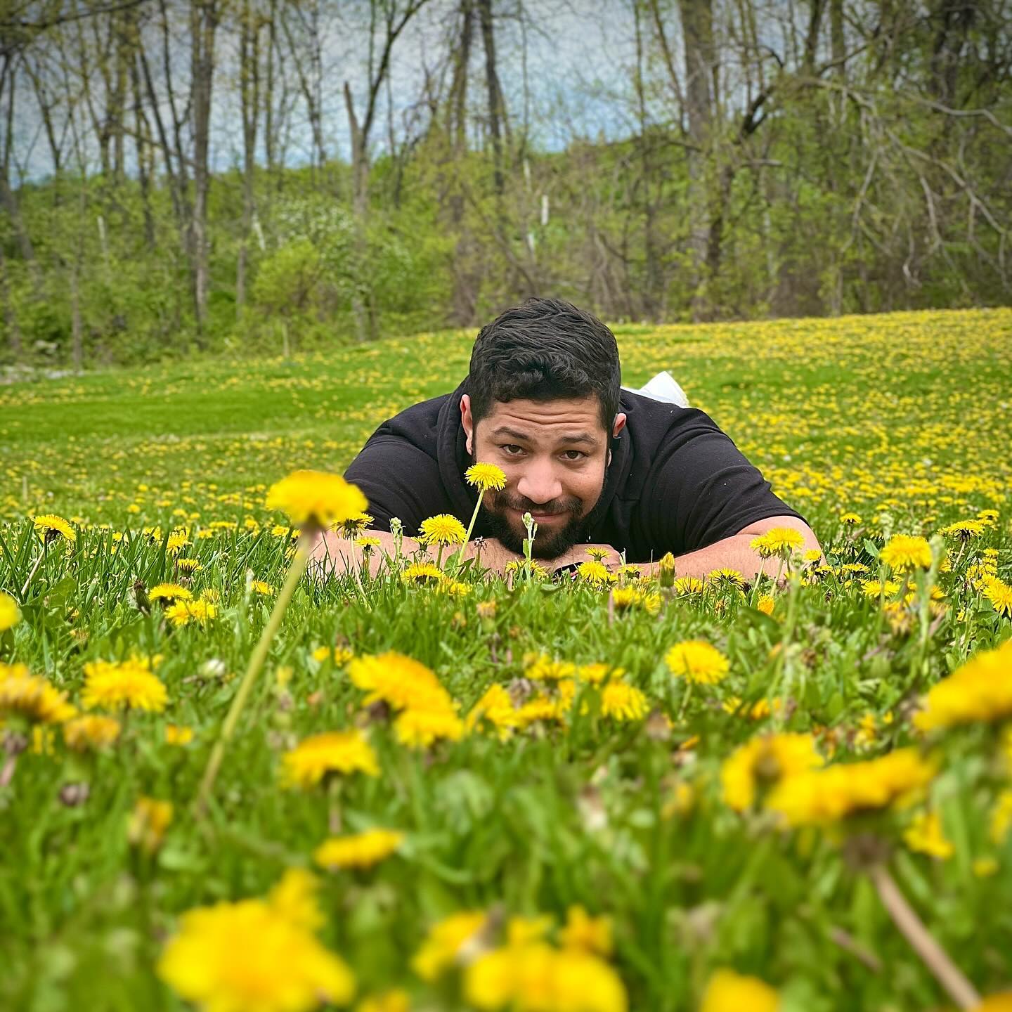 Last week was really hard, and not much to smile about. I was determined to start this week off with good things. I make it a habit to take a walk in the park everyday, and today all these dandelions were blooming. Nature makes me really happy, and in reminded me that beautiful times and memories are still to come. 🌼