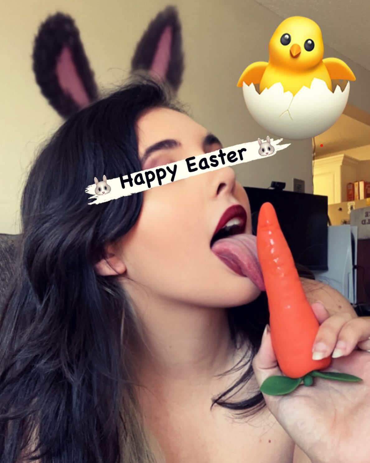 This little bunny is hungry for some carrot 🤤🥕 Got any?? 🥺 

#easter #happyeaster #carrot #bunny #rabbit #model #photoshoot #cute #girl #pretty