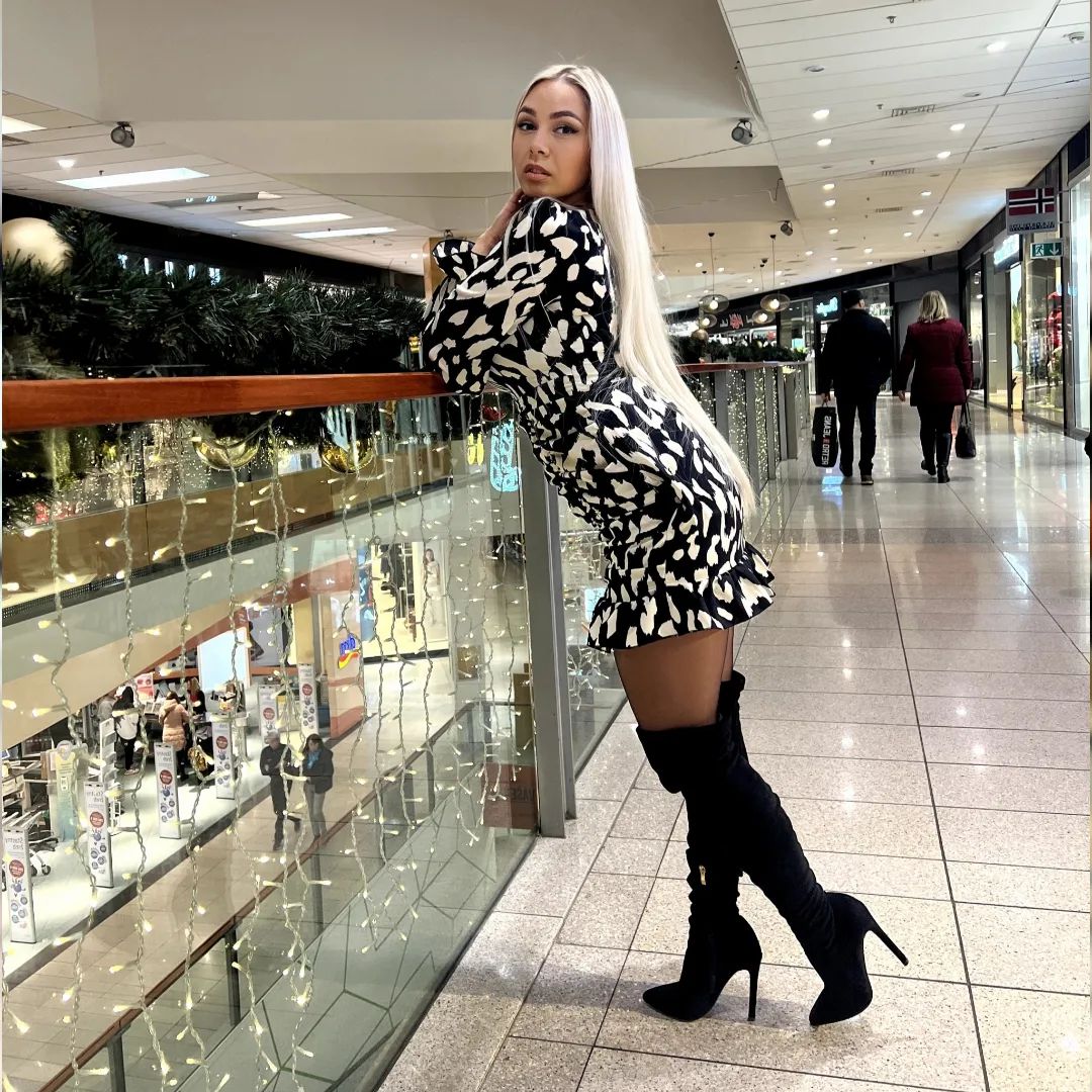Shopping time - black/white mini dress + thigh high high heels velvet boots + black sheer nylons 🖤🤍
Who's gonna join me and help me choose rhe right dresses and heels for me❔