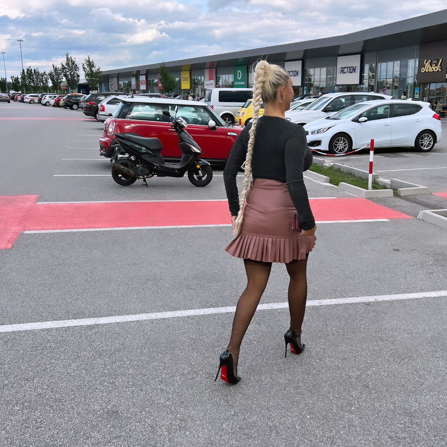 Shopping time - black top + brown leather skirt + black stilettos + black stockings
.
.
.
.
.

#shopping #supermarket #highheelslover #blacknylons #blackstockings #stockingtops #wien #kittsee #parndorf