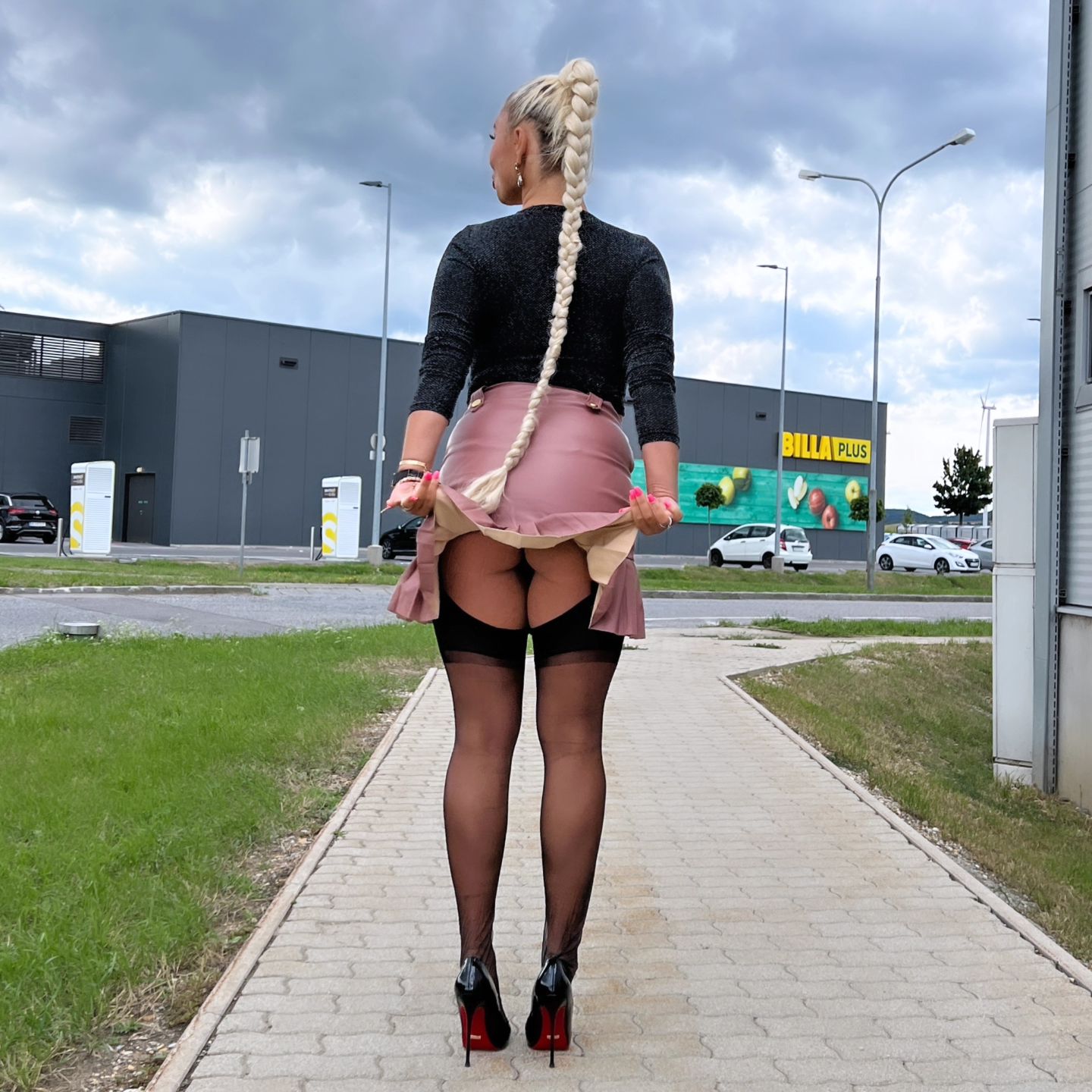 Shopping time - black top + brown leather skirt + black stilettos + black stockings
.
.
.
.
.

#shopping #supermarket #highheelslover #blacknylons #blackstockings #stockingtops #wien #kittsee #parndorf