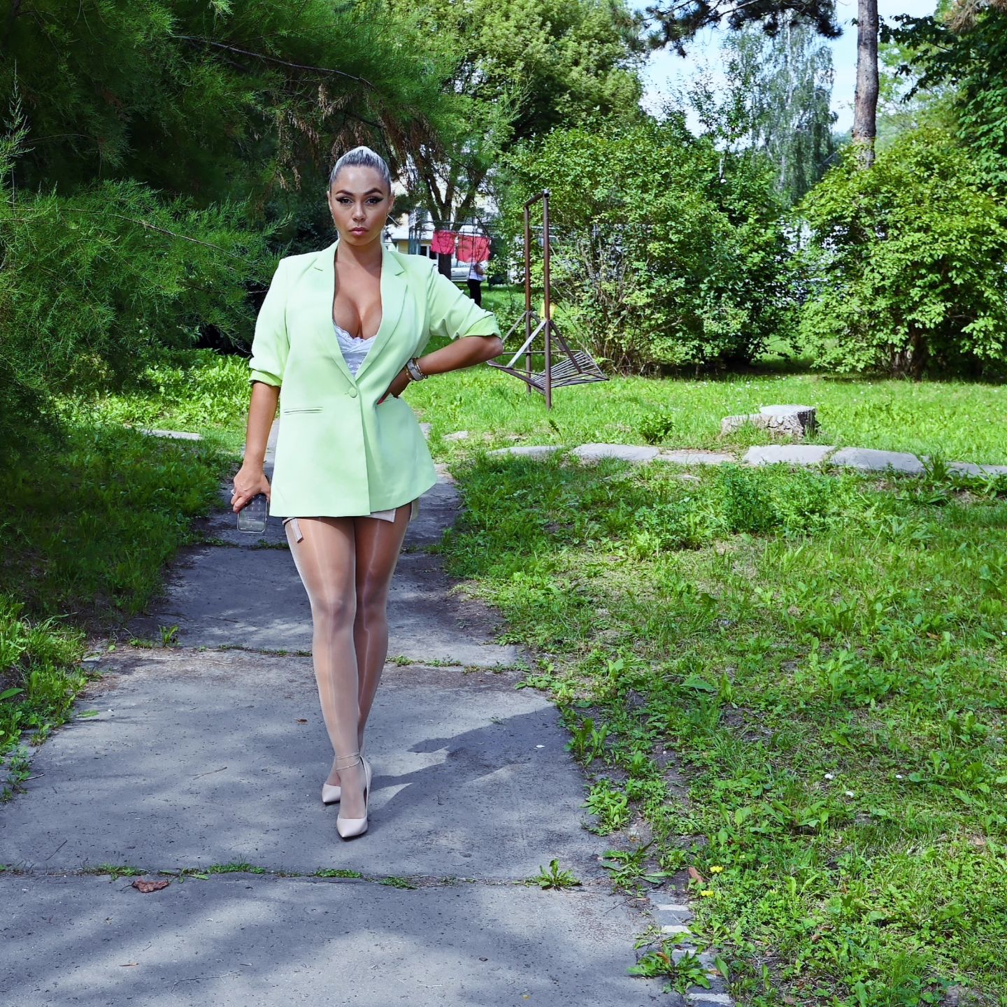 Elegant green - 💚 green business suit + beige mini skirt + white bustier top + nude color glossy pantyhose + beige red soles stiletto high heels.
.
.
.
.
#greenday #greenoutfit #miniskirt #highheelsaddiction #cleavage #centralpark #nudepantyhose #glossypantyhose #shinypantyhose  #streetstyle #strumpfhose #rajstopy #collant