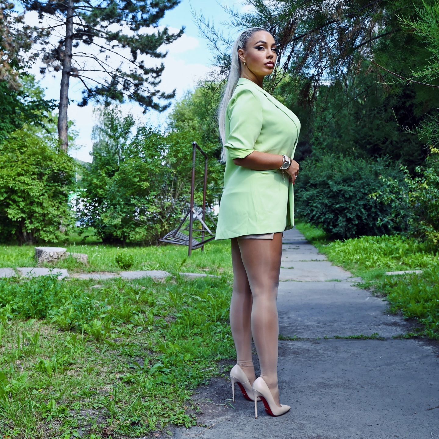 Elegant green - 💚 green business suit + beige mini skirt + white bustier top + nude color glossy pantyhose + beige red soles stiletto high heels.
.
.
.
.
#greenday #greenoutfit #miniskirt #highheelsaddiction #cleavage #centralpark #nudepantyhose #glossypantyhose #shinypantyhose  #streetstyle #strumpfhose #rajstopy #collant