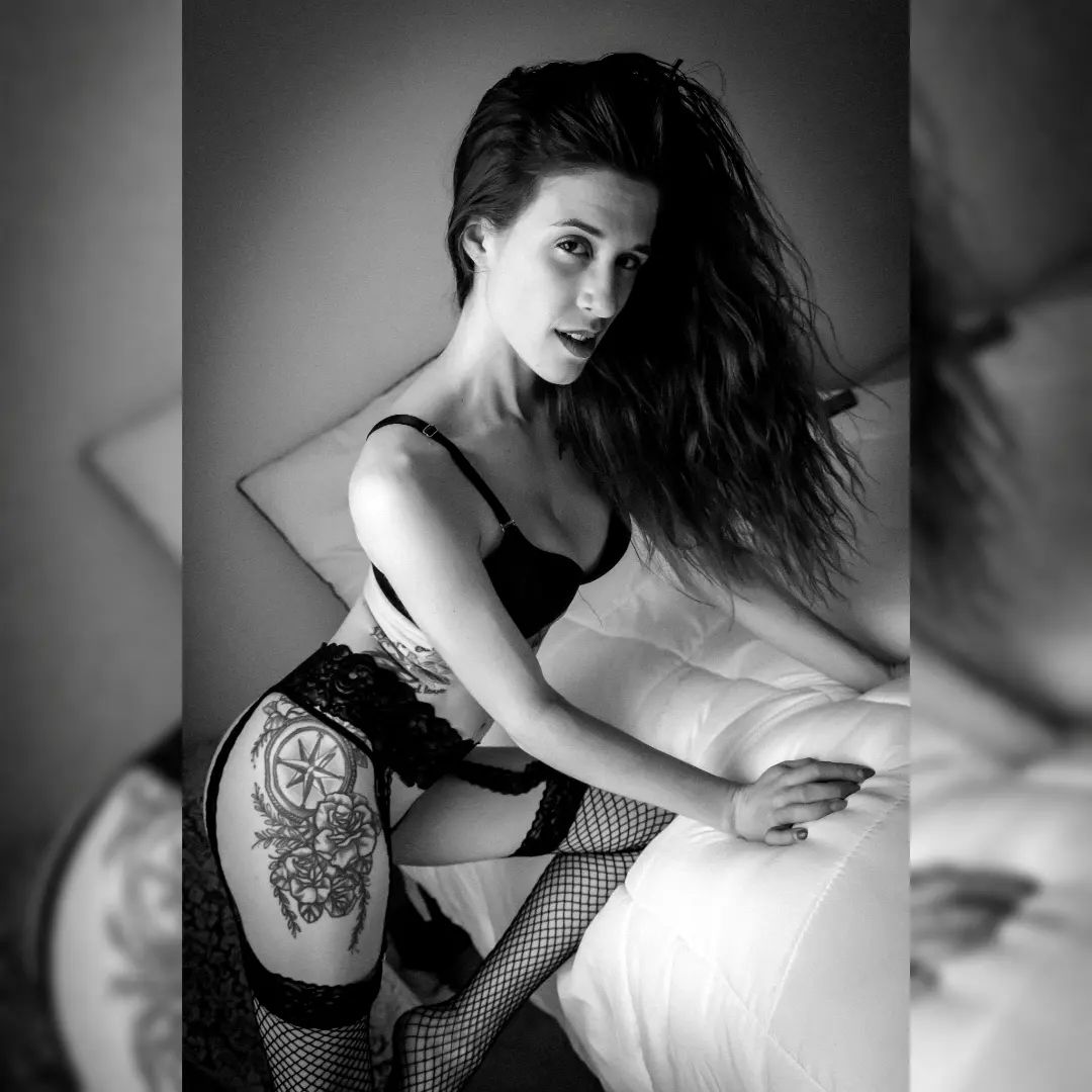 Currently booking as a model/photographer/rigger. I have dates available anywhere from Massachusetts to Southern MD at this time! Reach out now to schedule, or join my broadcast channel for regular travel updates!

#lifewithemilyrose #blackandwhite #blackandwhiteportrait #blackandwhitephoto #blackandwhitephotography #tattoo #fishnets