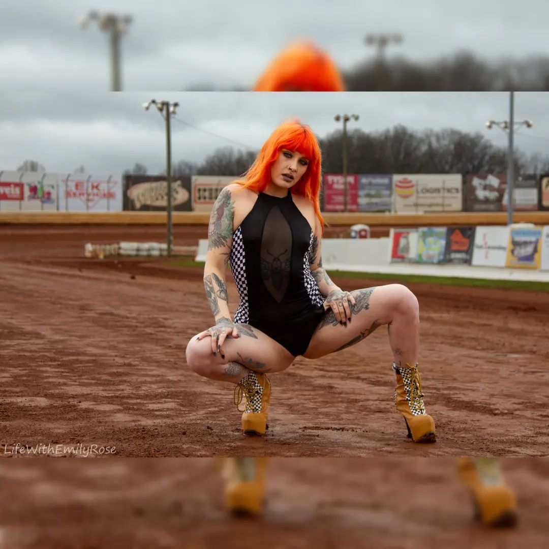 Thank you so much @bapsmotorspeedway for allowing us to snap a few epic shots last week!

#race #raceseason #girlswithcars #dirt #dirttrackracing #letsgoboys #baps #bapsmotorspeedway #sprint #sprintracing #sprintcar #lifewithemilyrose #altmodel #altfashion #tattoo #photographybyemilyrose