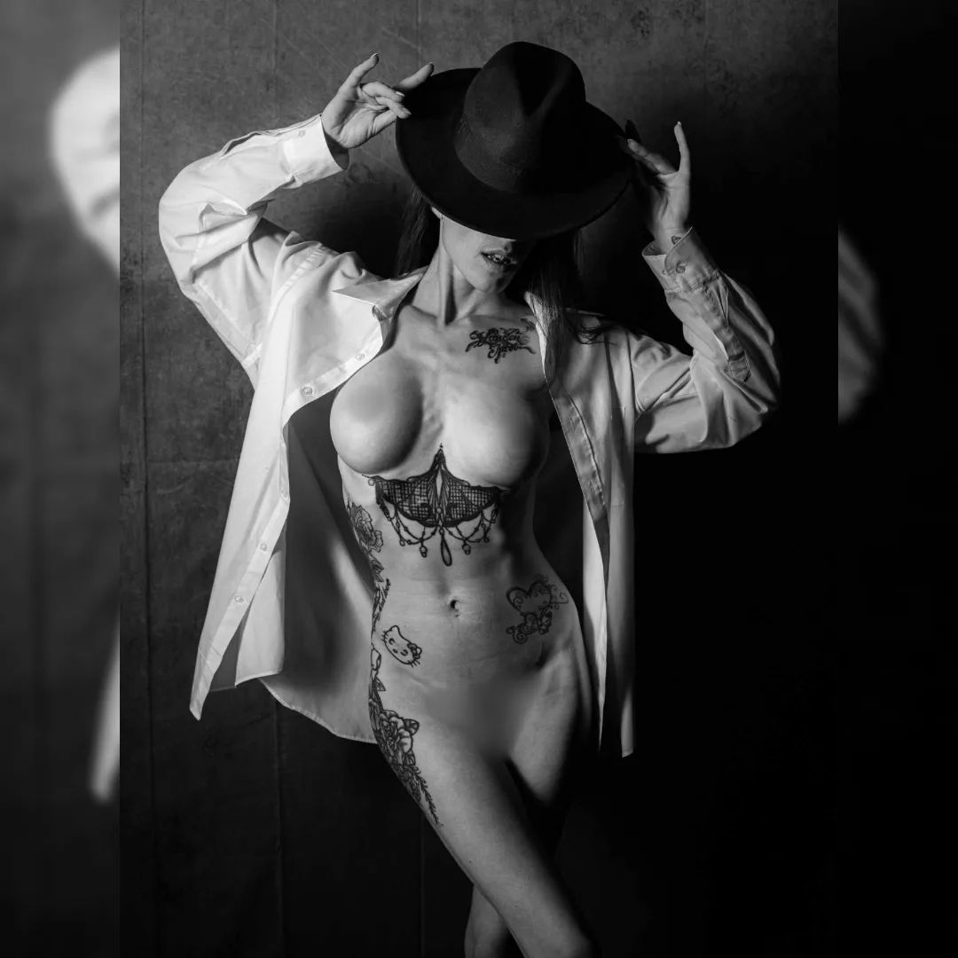 Who Is She?

#lifewithemilyrose #blackandwhiteportrait #blackandwhite #blackandwhitephoto #blackandwhitephotography #hat #fedorahat #fedora #buttonup #tattoo #annonymous