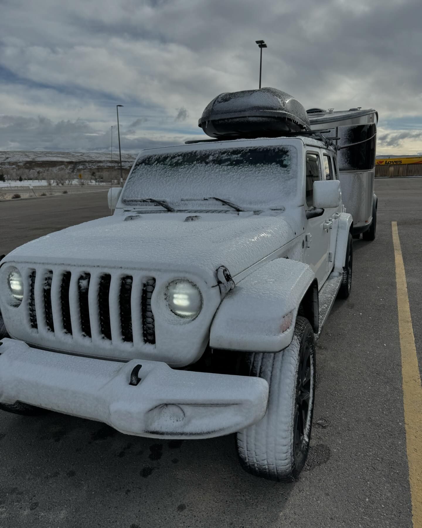 ice ice baby 🧊❄️ had to buy a snow scraper after this lol. Jeep windshields are the most delicate substance known to man, so it took me about an hour and a half to slowly thaw it that morning… i’ve already replaced my windshield four times and wasn’t about to make it a fifth from cracking it with temp change 😅