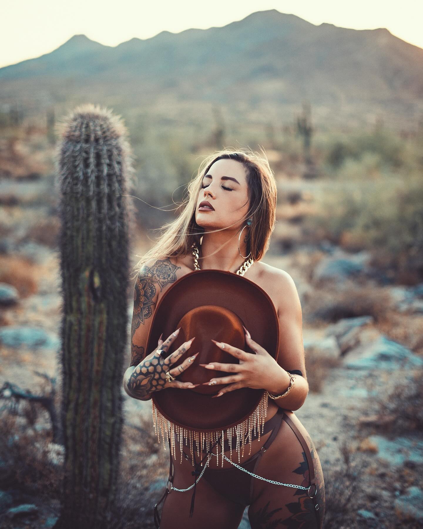 ✖️"Rodeo Pt.2"✖️
•
•
•
@rebecca.madrigal_ x @91chainz 
•
#susnet #light #desert #tattoomodel #91chainz #cowgirl #sonya7iv #alphacollective