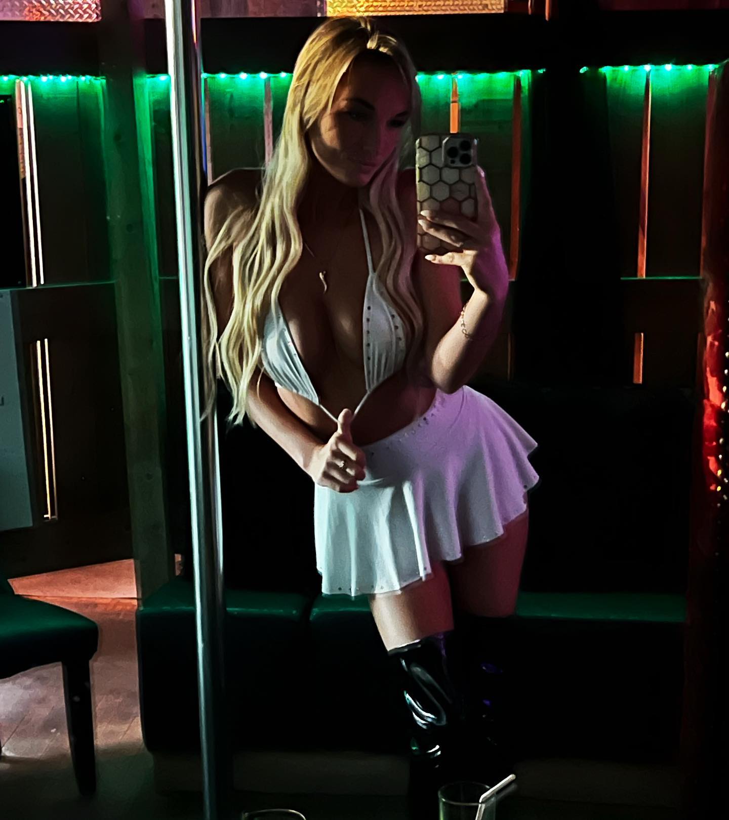 Hi baby ✨
.
.
.
.
#hibarbie #outfit #stripclub #whitegirls #blonde #sexybodies 🤍💋