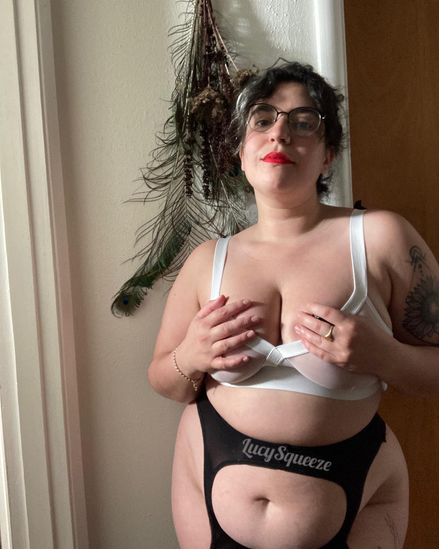 How are you gonna spoil yourself this V day? I can think of one way 🌶️ peep the link in my bio!
.
.
.
#curvy #busty #thick #thickwomen #queerfemme #hairy #hairywomen