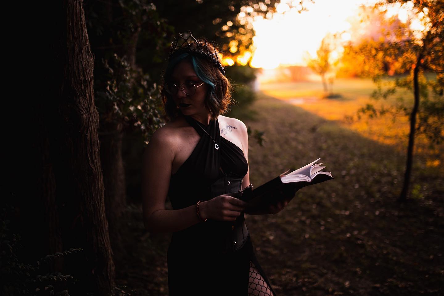 First day of October…🎃
📷: @thekrissigreer
•
•
•
#seemoreononlyfans #halloweencostume #halloweenvibes #feelingwitchy #yearroundwitch #onlyfansbabe #onlyfansgirl #halloween #sunsetphotography #feelingmyself #thekrissigreer2021 #thekrissigreer #witchplease #witchphotoshoot #girlswithglasses #witchyboudoir