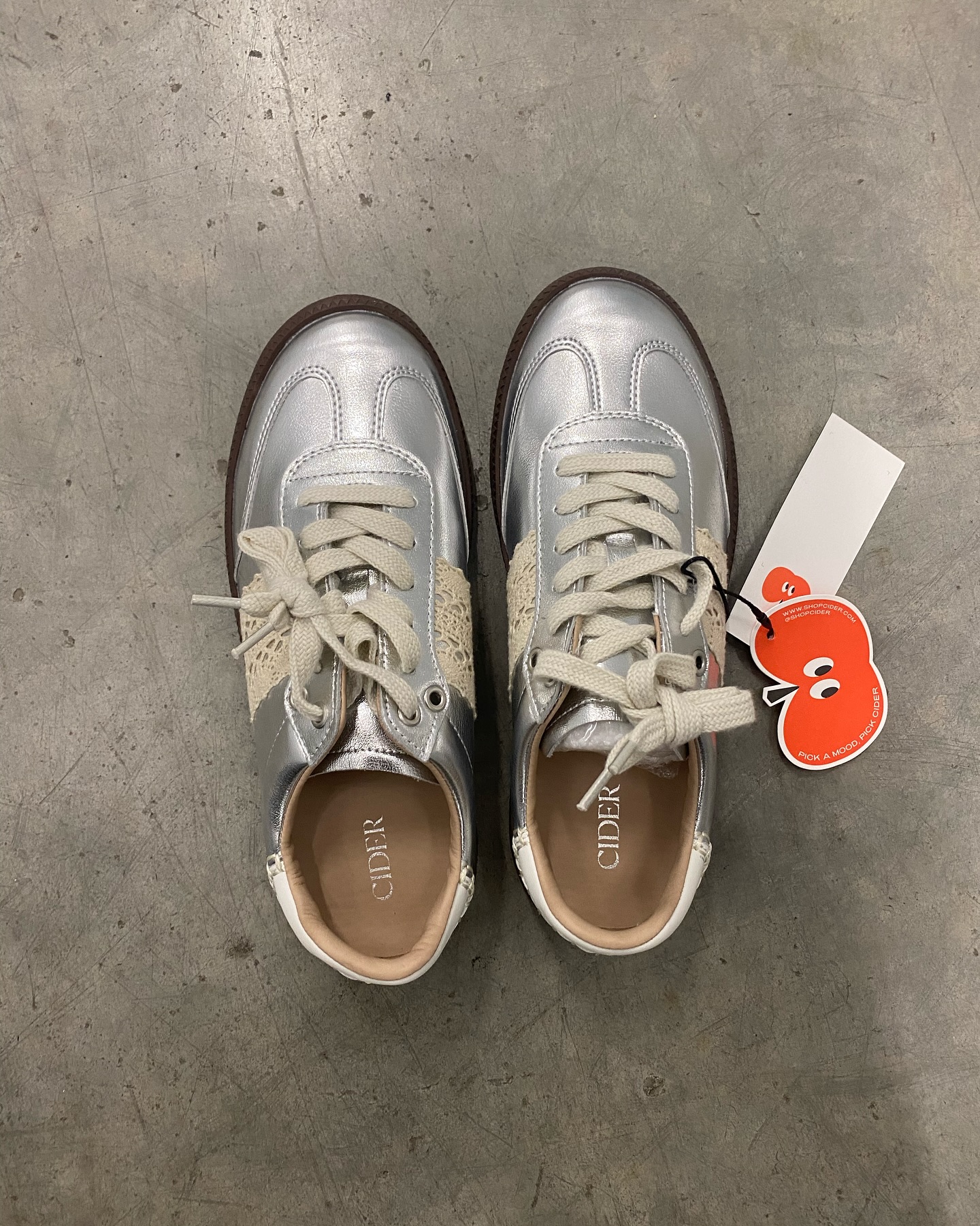 Brand new cider sneakers , size 8
20$