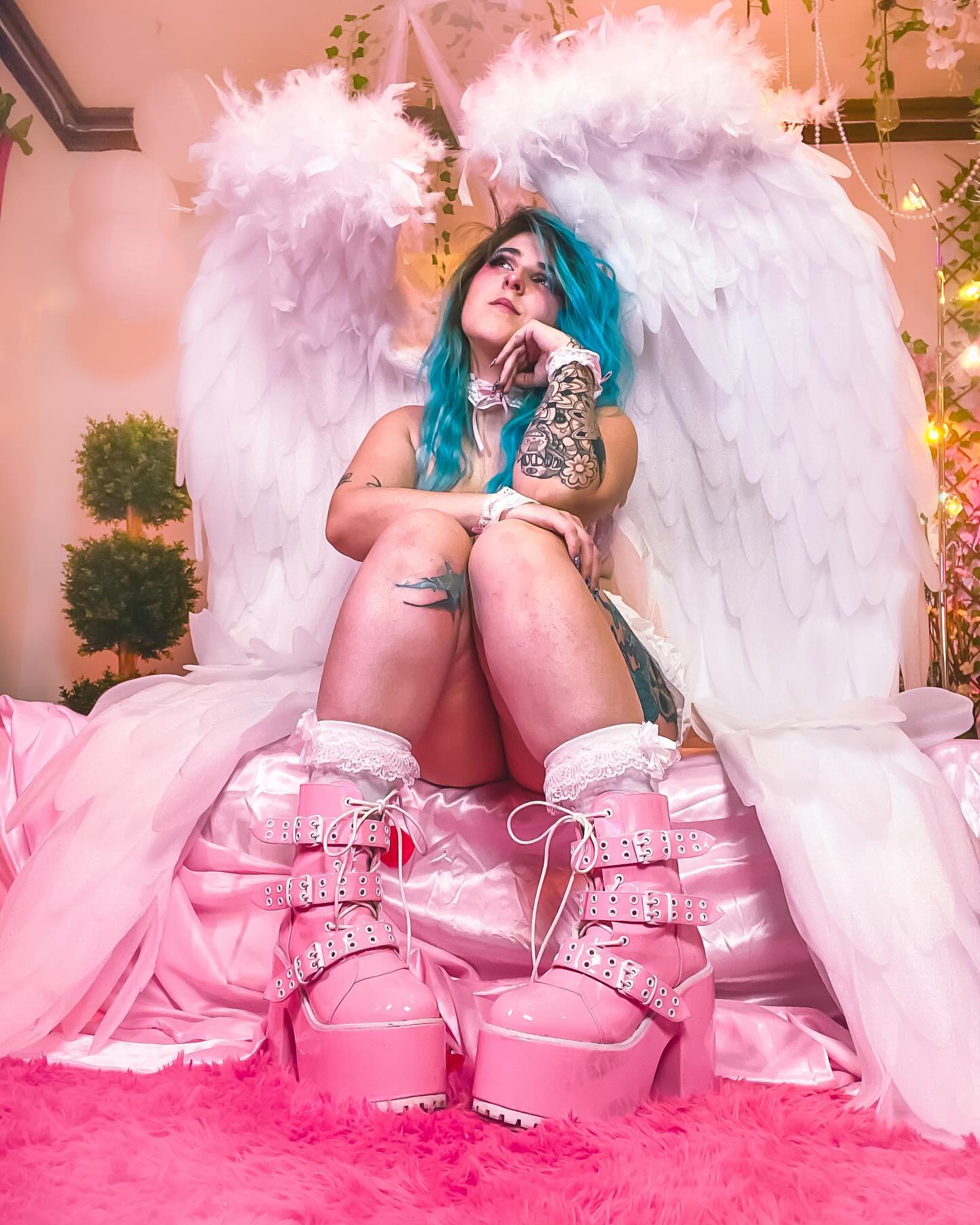 Looking like heaven 😇
Acting like hell 😈
Boots- @yrushoes 
Wings- @thewingsua 
Photography- @got.to.b.me1 
.
#angel #fashion #shoes #boots #altgirl #pastelaesthetic #bluehairdontcare #tattoos