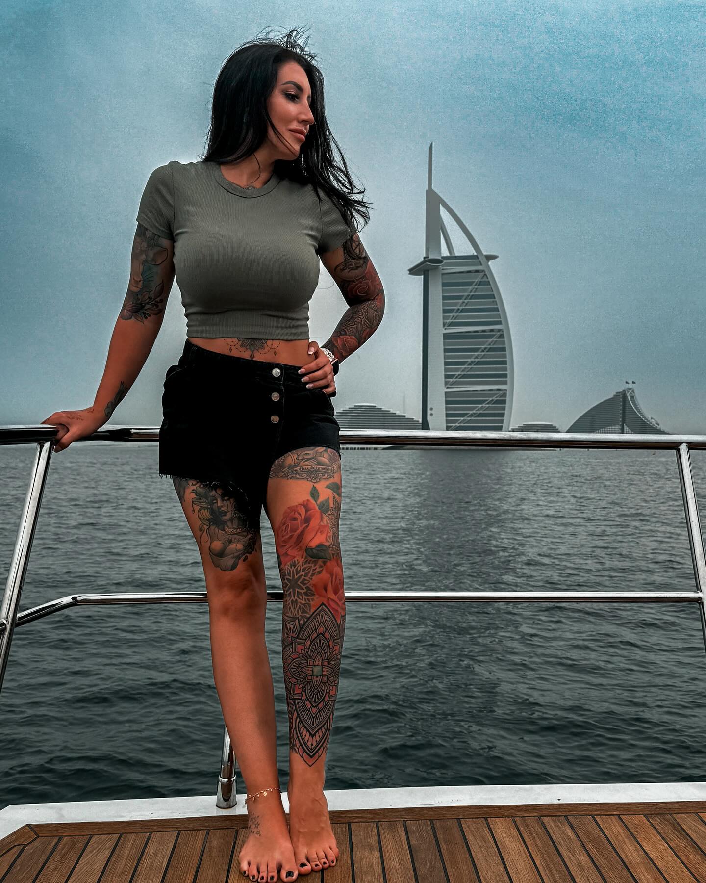 Yacht-Ausflug 🛥️ 

#dubai #dubailife #yacht #happyday #trip #inkedbabe #tattooed #portz #port #portrait #dubaimarina #dubailifestyle