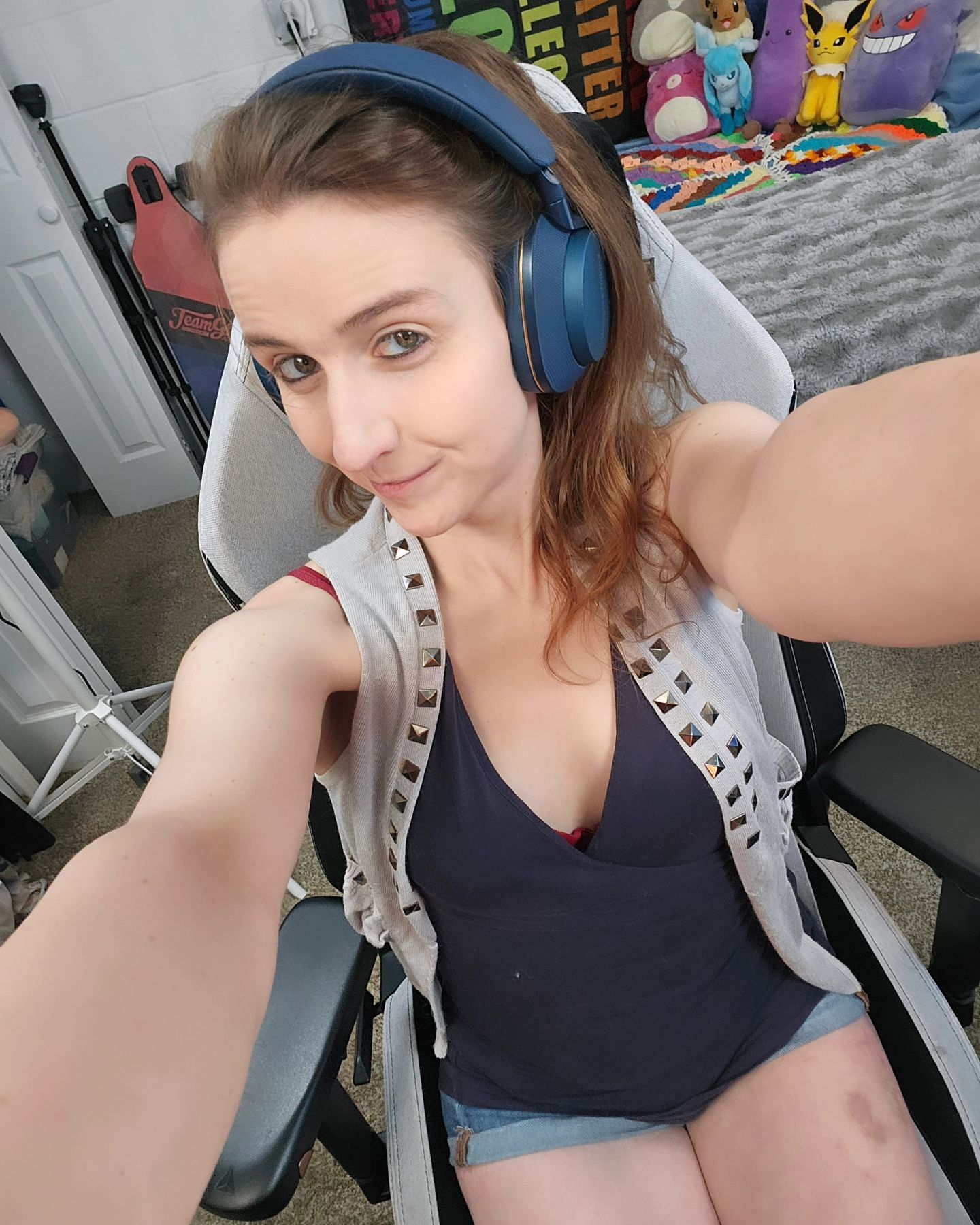 I'm about to go live on twitch! Playing Horizon: Zero Dawn in preparation for Horizon: Forbidden West
.
.
.
.
.
.
#hzd #pcgamer #tgirl #tgirlselfie #transpride #plushies #teamgee #longboard #twitchgirls