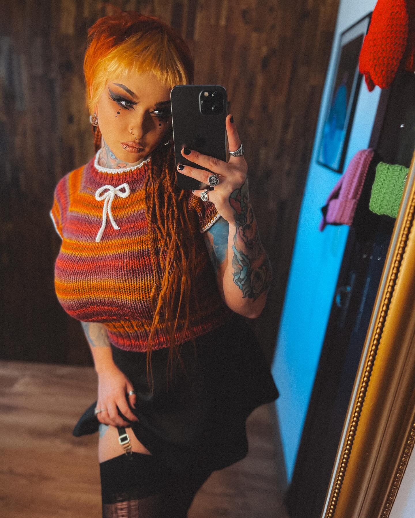 I just finished knitting this cute top 😍 What do you think? Go follow my knitting page @mickyknots 🧡
