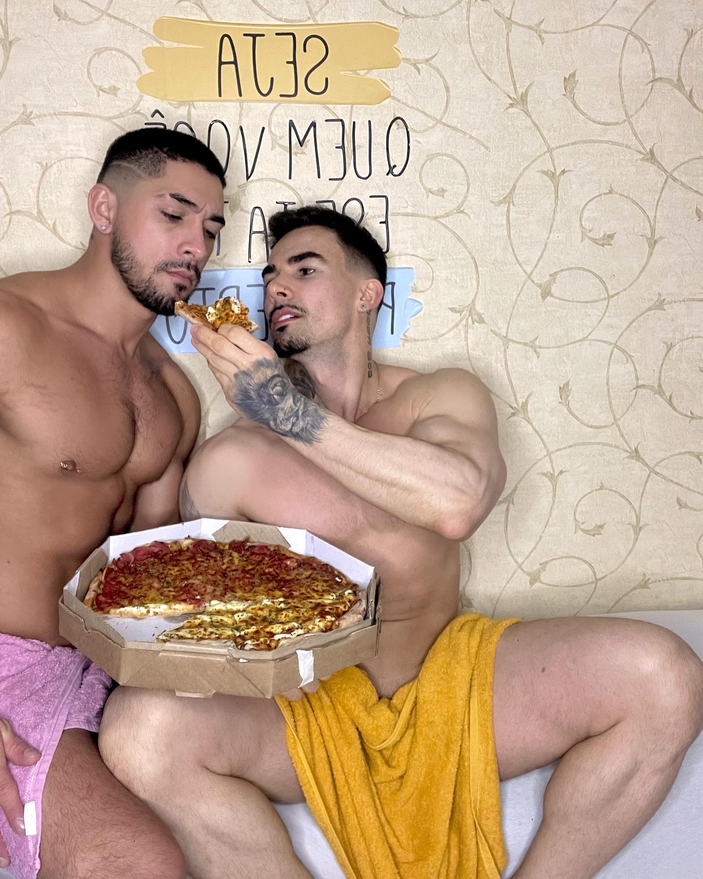 Te gusta que te den en la boquita ? La pizza 🍕 si es que me entiendes 😏
@bobjowbobb #of #linknabio 
•
•
•
•
•
•
•
#style #styleblogger #moment #viral #music #muscle #heart #video #only #loveislove #pride #lgbt #gay #man