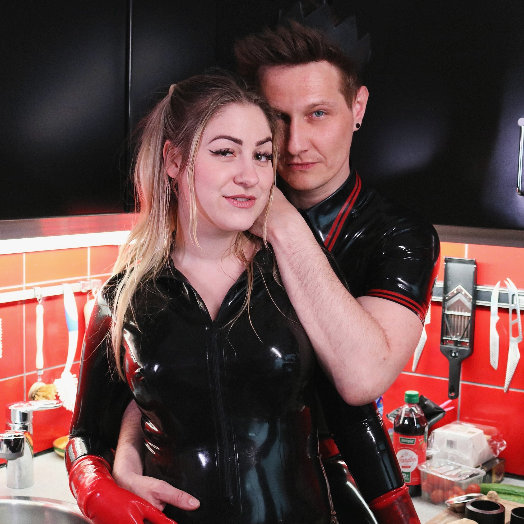 What do you do in the Kitchen? @mrjay.be and I take Pictures in Latex there 🔪 Listen to Our Episode on @sinquest.nl Podcast (Dutch) here 👉🏼 https://open.spotify.com/episode/5cA7wJnLjWUrhBlVmcWRjy 👈🏼 #latex #latexmodel #podcast #cutegirl #collab #shiny #f2f #f2family @f2f_com @fancentrotribe