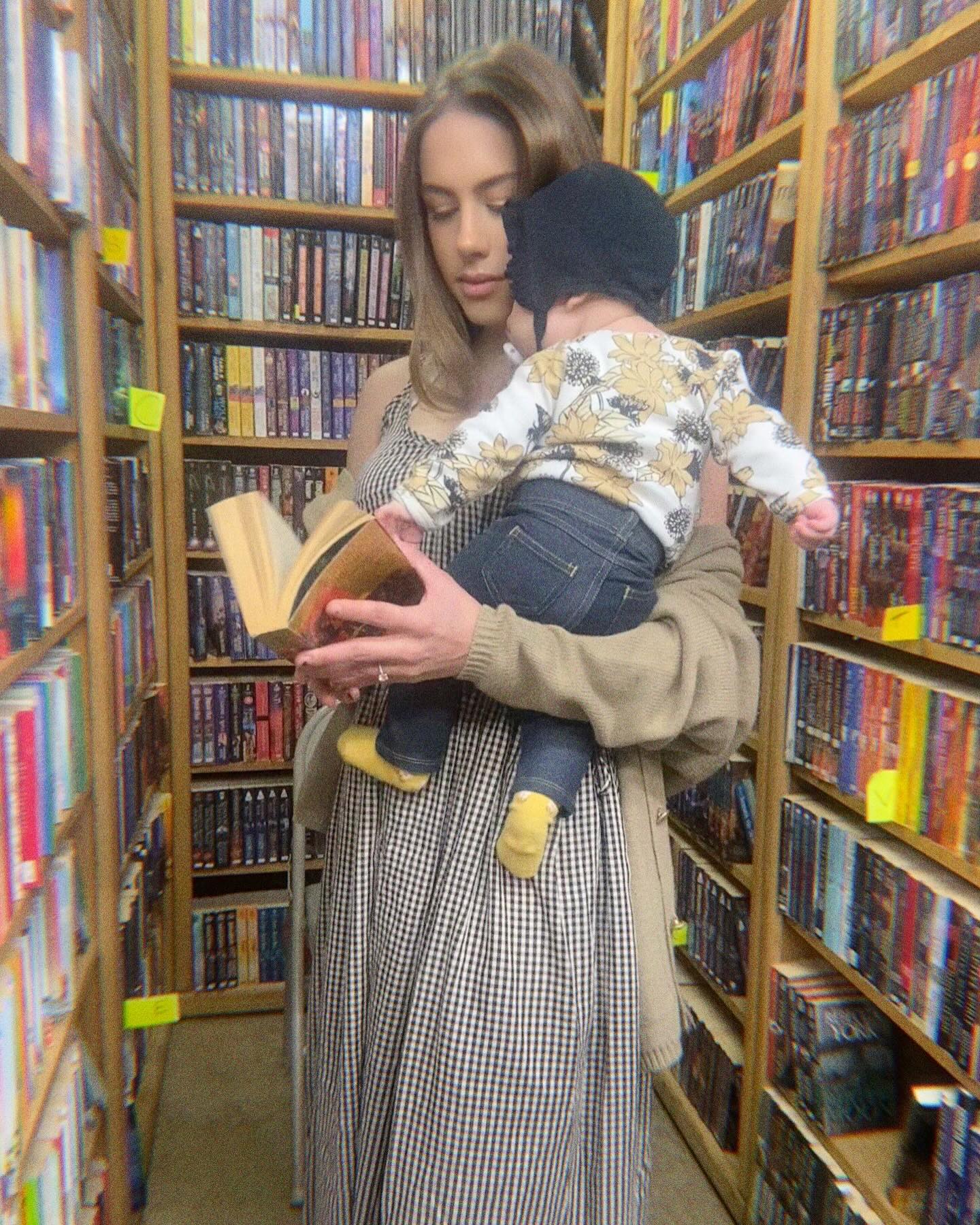 took the little bean to one of our favorite used book stores and corey snapped these very pinterest aesthetic photos for me 📚🤍
.
.
@the_ilolas @seretailexpo