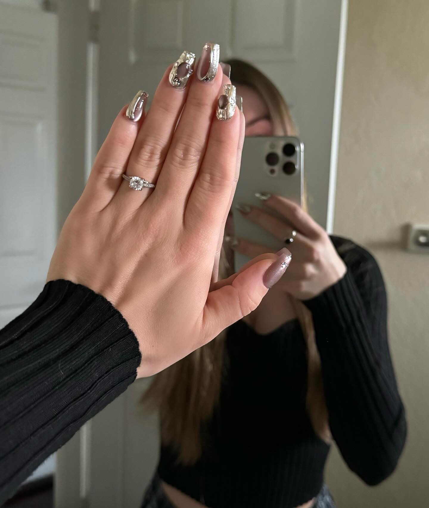 Happy Saturday! i hope everyone had a great week 🫶🏻 im over here feeling super cute in my press on nails from @mani.fenty_nail 💅🤩 i’ve been loving press ons lately because i don’t have to commit to nails full time and i love the convenience of wearing them whenever i want! 💘