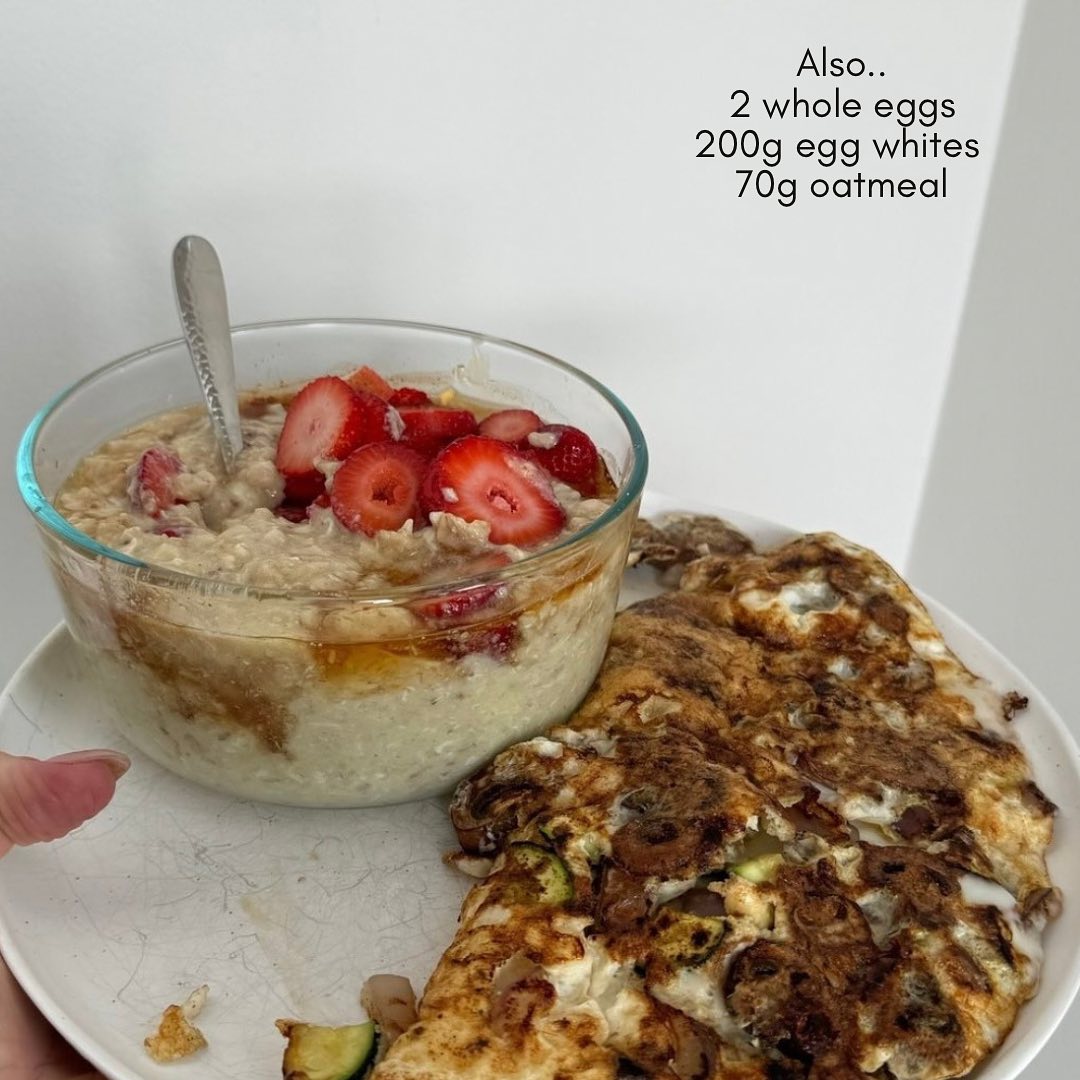Can you spot the difference between these two meals? 🍳

The difference is satiety… when you are not super hungry or having a day where you feel full, combining your foods is a great way of getting the protein and everything you need all in one meal - like my daily staple - pro oats!

If you feel extra hungry and want to feel a little more satiated, you can create a higher volume meal… just like I have done here, Instead of whipping egg whites into my oats, I took the egg whites and made an omelette with 30 grams of veggies! This means that more space in your stomach is taken up and you will feel more SATIATED!

This is why it is so important to understand and learn nutrition, especially if you are wanting to lose body fat.

Ready to improve your knowledge on nutrtition and build the body of your dreams? Click the link in my bio to apply for 1-1 coaching 💜

#womensfitnesscoach #onlinefitnesscoach #womensnutrition #nutritips #satiatingfood