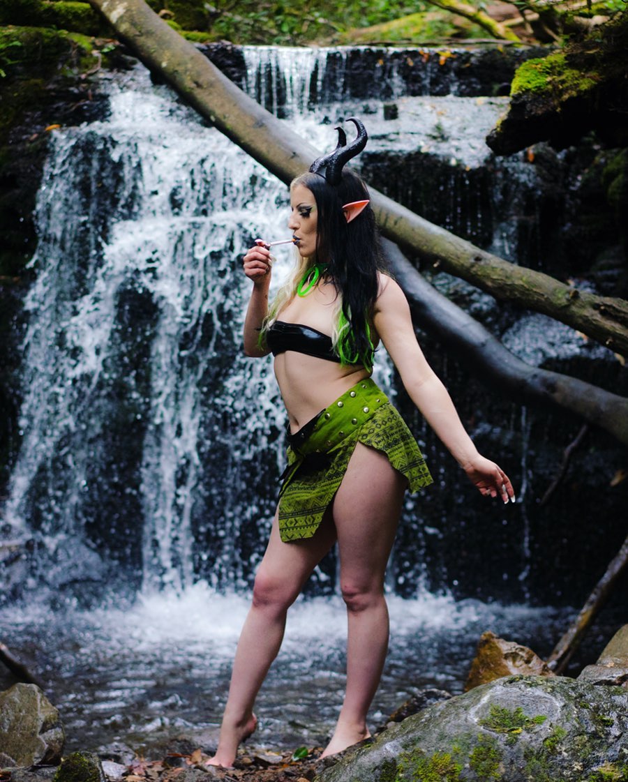 🚬💨🪽𝖘𝖆𝖎𝖓𝖙𝖑𝖞 𝖘𝖎𝖓𝖓𝖊𝖗 🪽💨🚬
#waterfall #cosplay #cigarette #malificentcostume #forest #fairy #smokinggirl