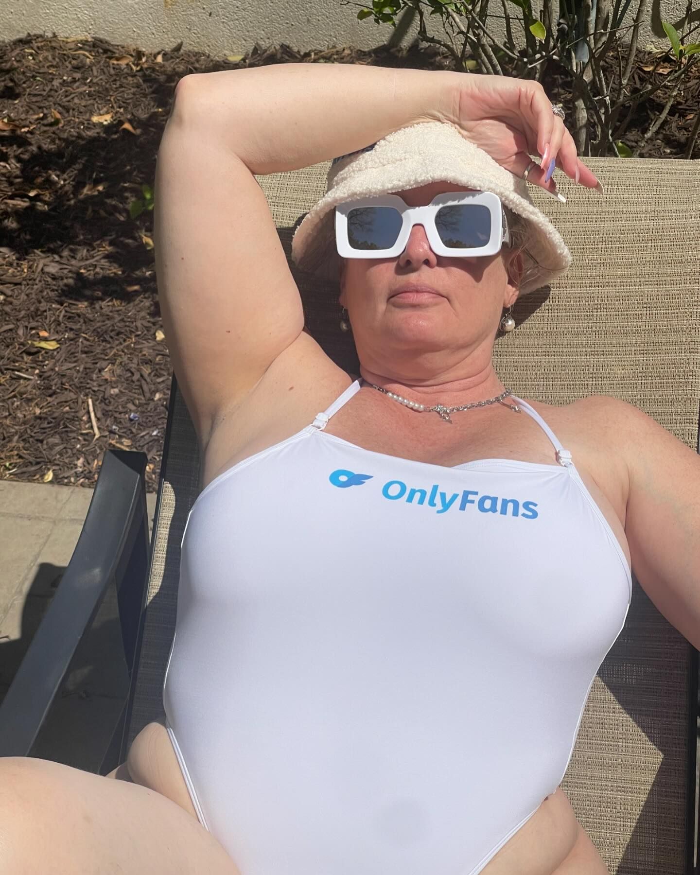 80 degrees in the sun…who wants to help me put sunblock on?
#soakingupthesun 
#onlyfans 
#moncheritime