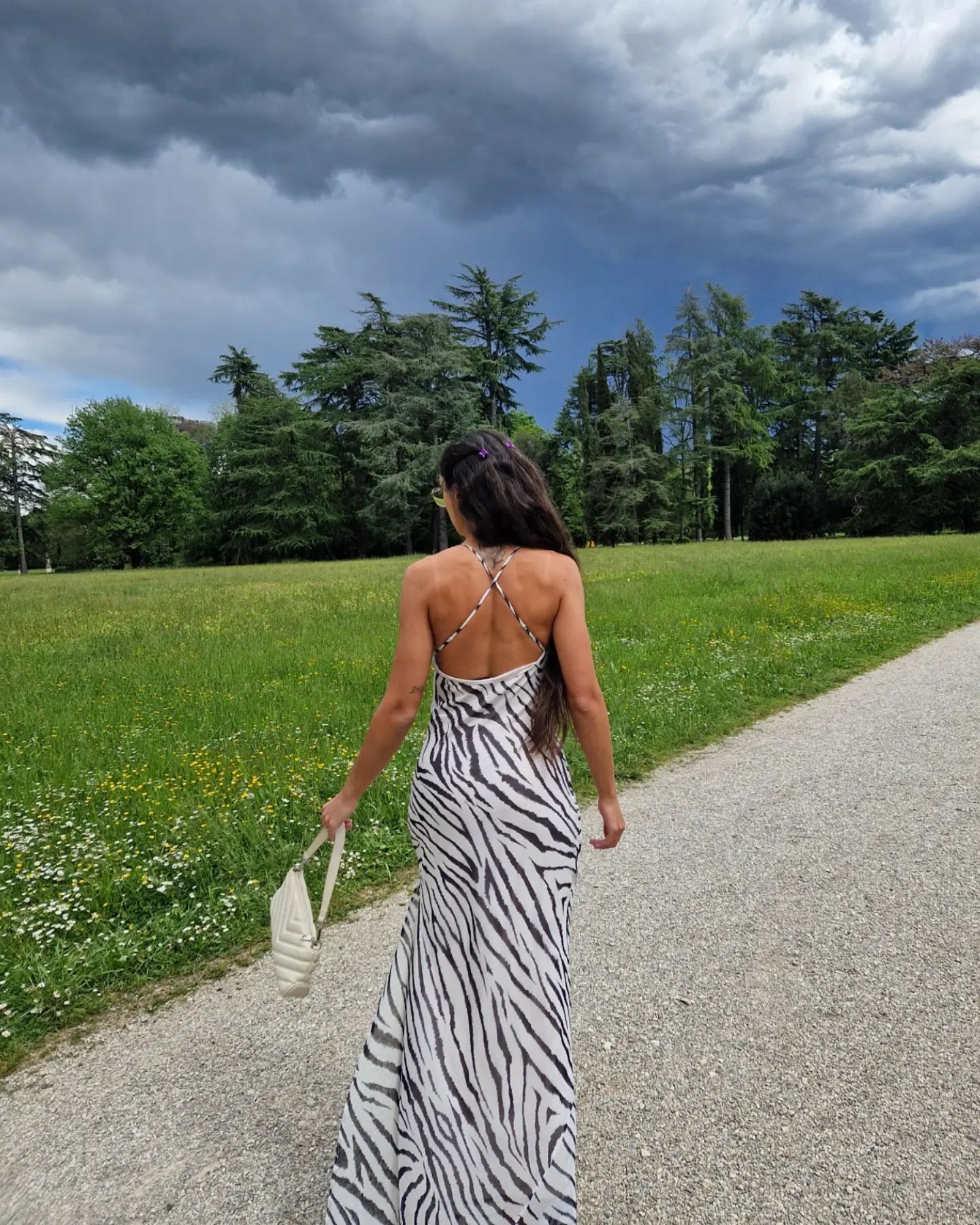 🦓

#outfit #outfitpost #outfitoftheday #italy #Italia #girl #girls #girly #model #fvg #natura #nature #brunette #zebra #postoftheday #blackandwhite #bw