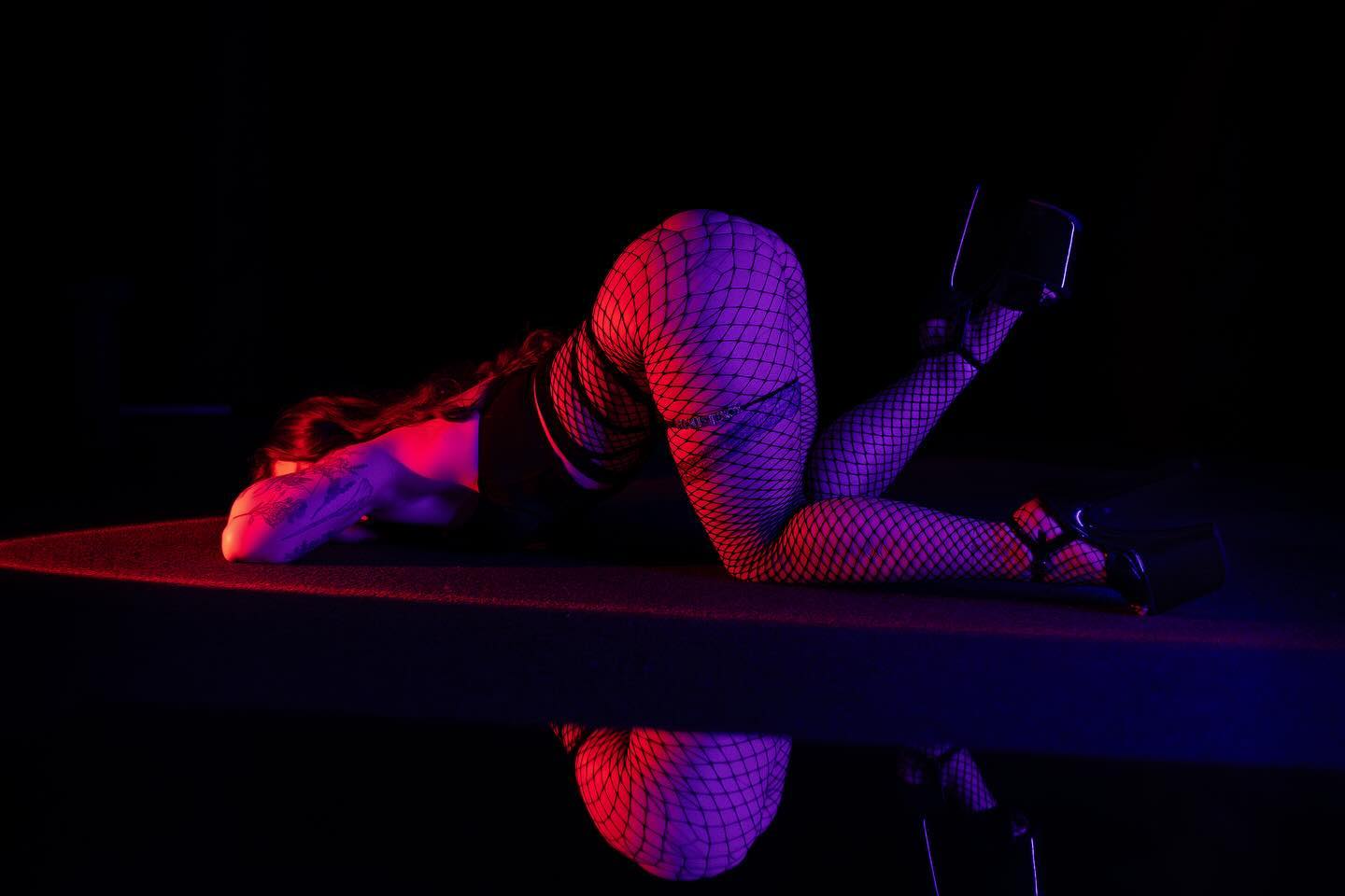 At it again 👏💋 
✨ From the dark desires event at @ironforest.studio 
📸 : @mjbphoto.nl 

All photos are up for free on 🌶️ (mousiexox) 

#exotic #exoticdance #exoticphotography #poledancer #idontunderstandhashtags