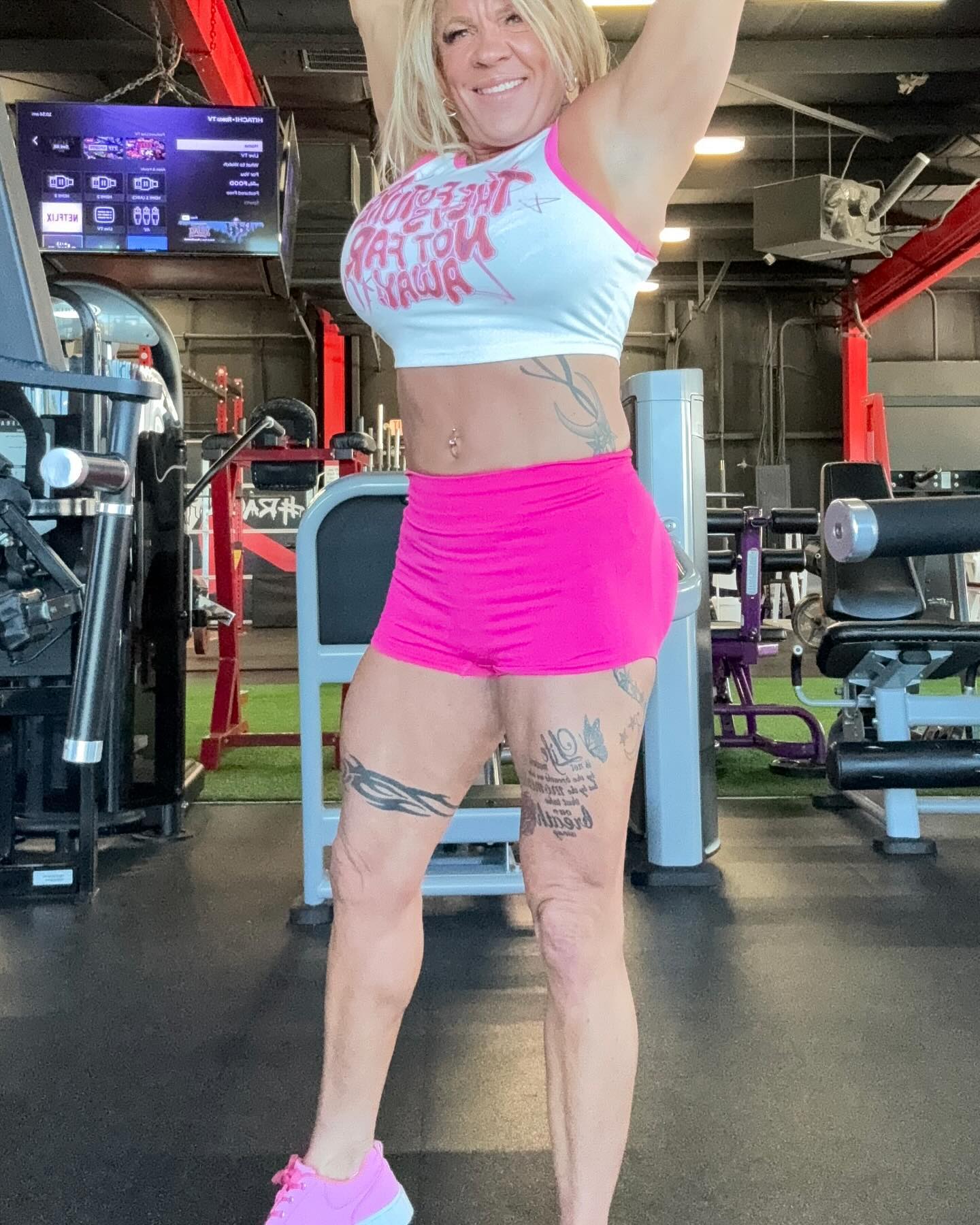 Friday afternoon gym selfies 💪🏻 Got these shorts and all different colors and love them! #Shein #bootyshortsseason🍑 #Fitness #Beautiful #Smile #FYP #MusclesAreSexy #FitMom #explorerpages