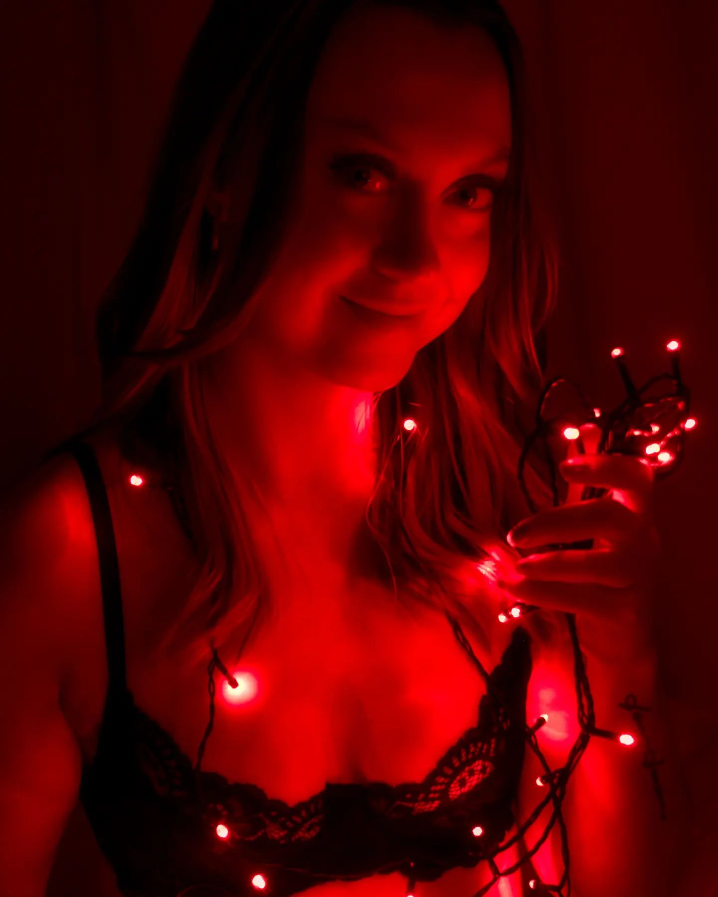 Hyviä pyhiä, olitpa sitten töissä tai vapaalla🥰 

Itse oon ekaa kertaa joulun töissä (tuplapalkat ja köyhyys made me do it) ja pyhien jälkeen pääsee lomalle❤️ 

#redlights #photoshoot #lingerie #joulu

@00f.closeup.agent