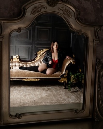 Caption this…💋

#captionthis #mirror #curvy #brunette #redhead #blackandred #leather #lace #kneehighboots